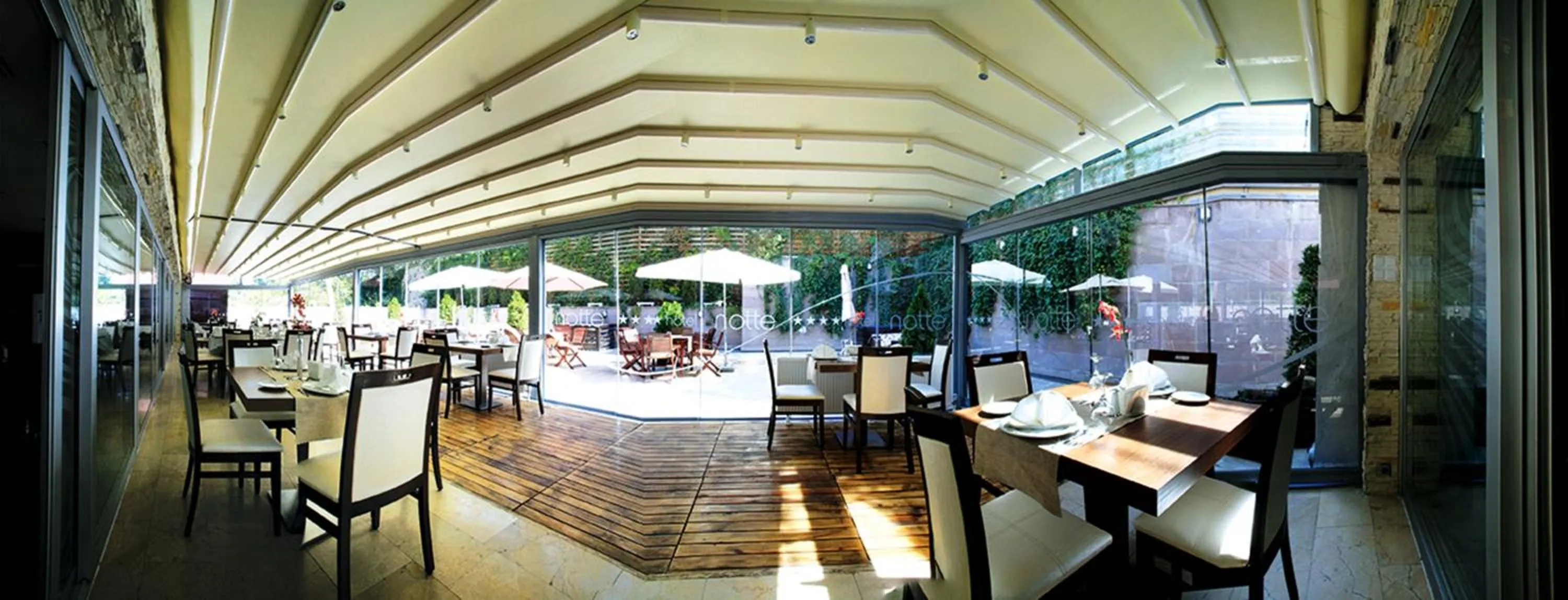 Restaurant/places to eat in Notte Hotel