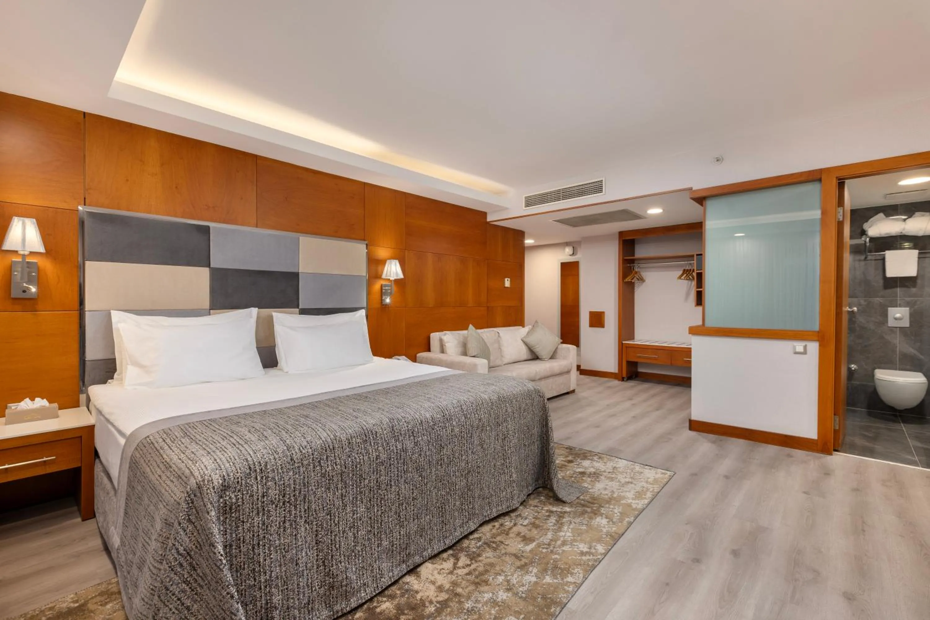 Bedroom, Bed in Limak Ambassadore Hotel Ankara