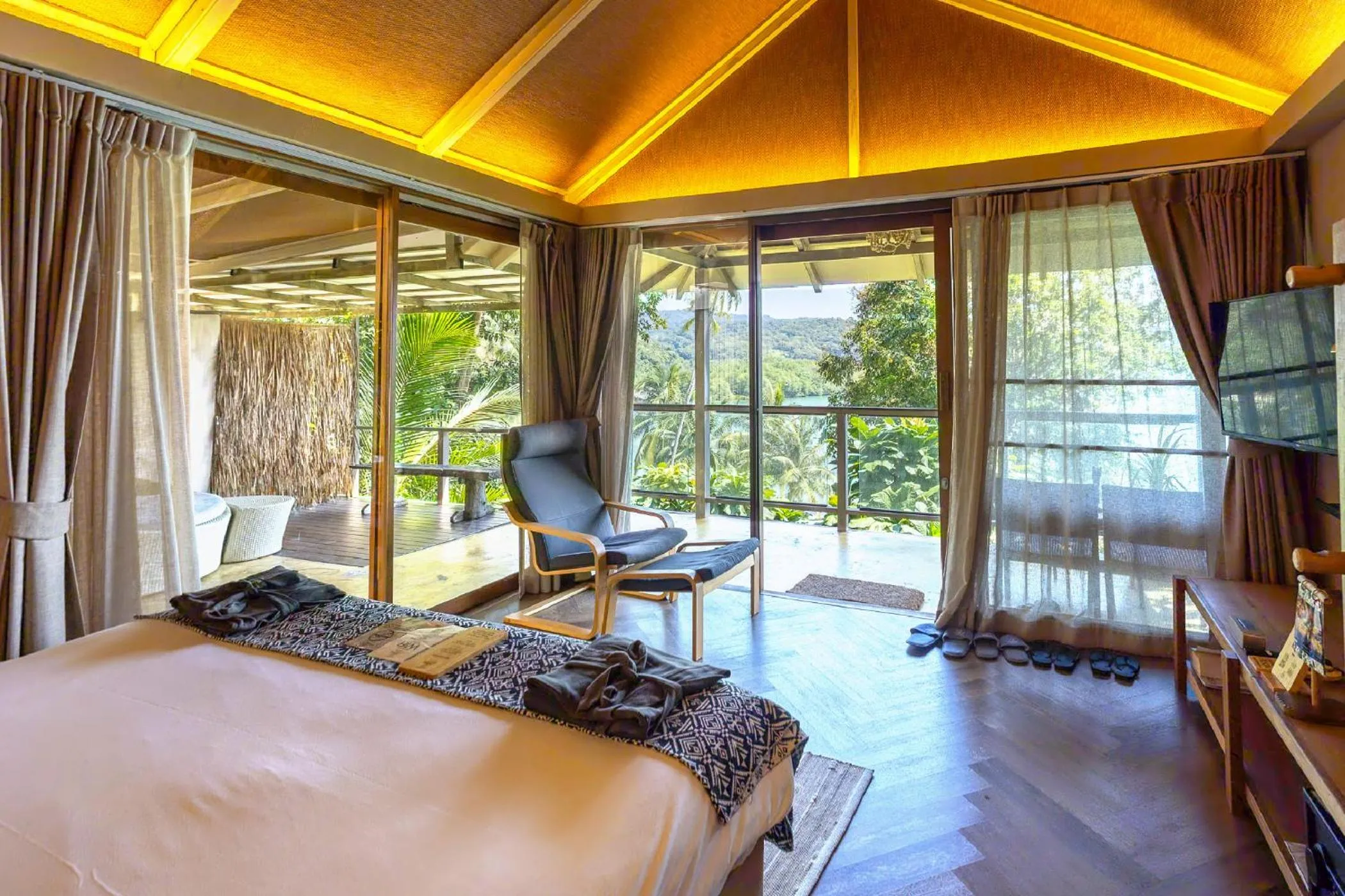 Bed in Tolani Resort Koh Kood