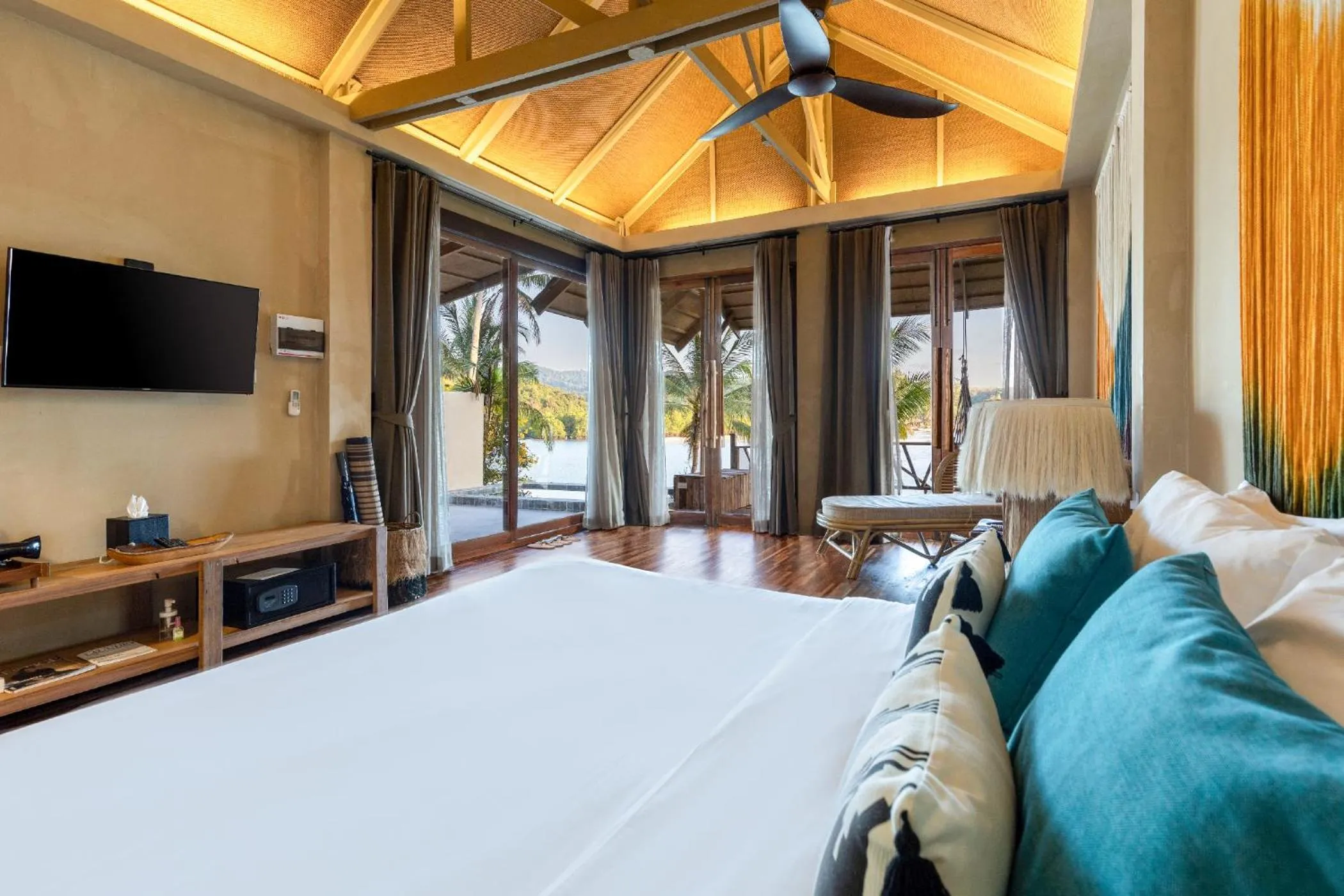 Bed in Tolani Resort Koh Kood