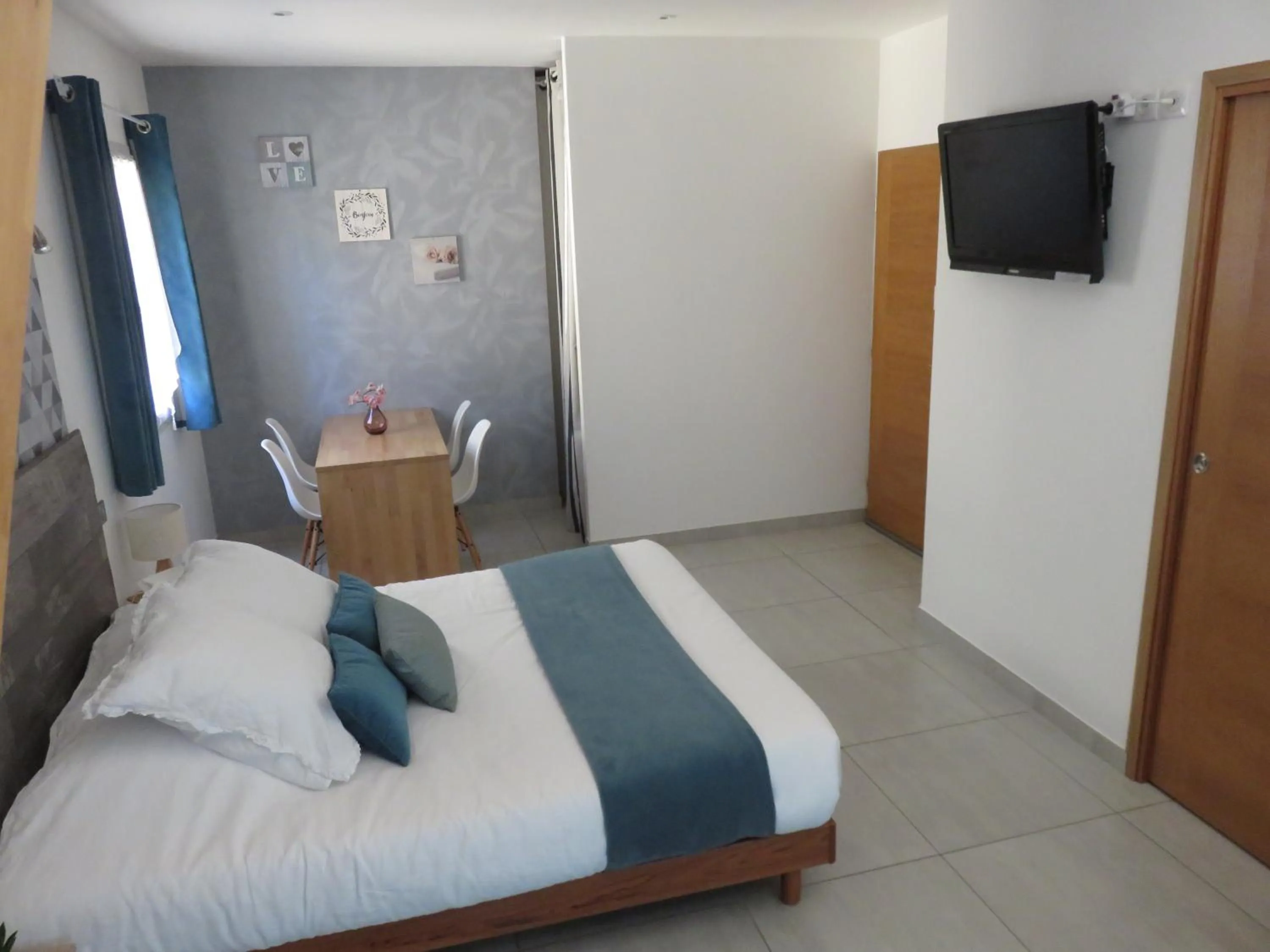 Photo of the whole room, Bed in Les Clos De La Vigne