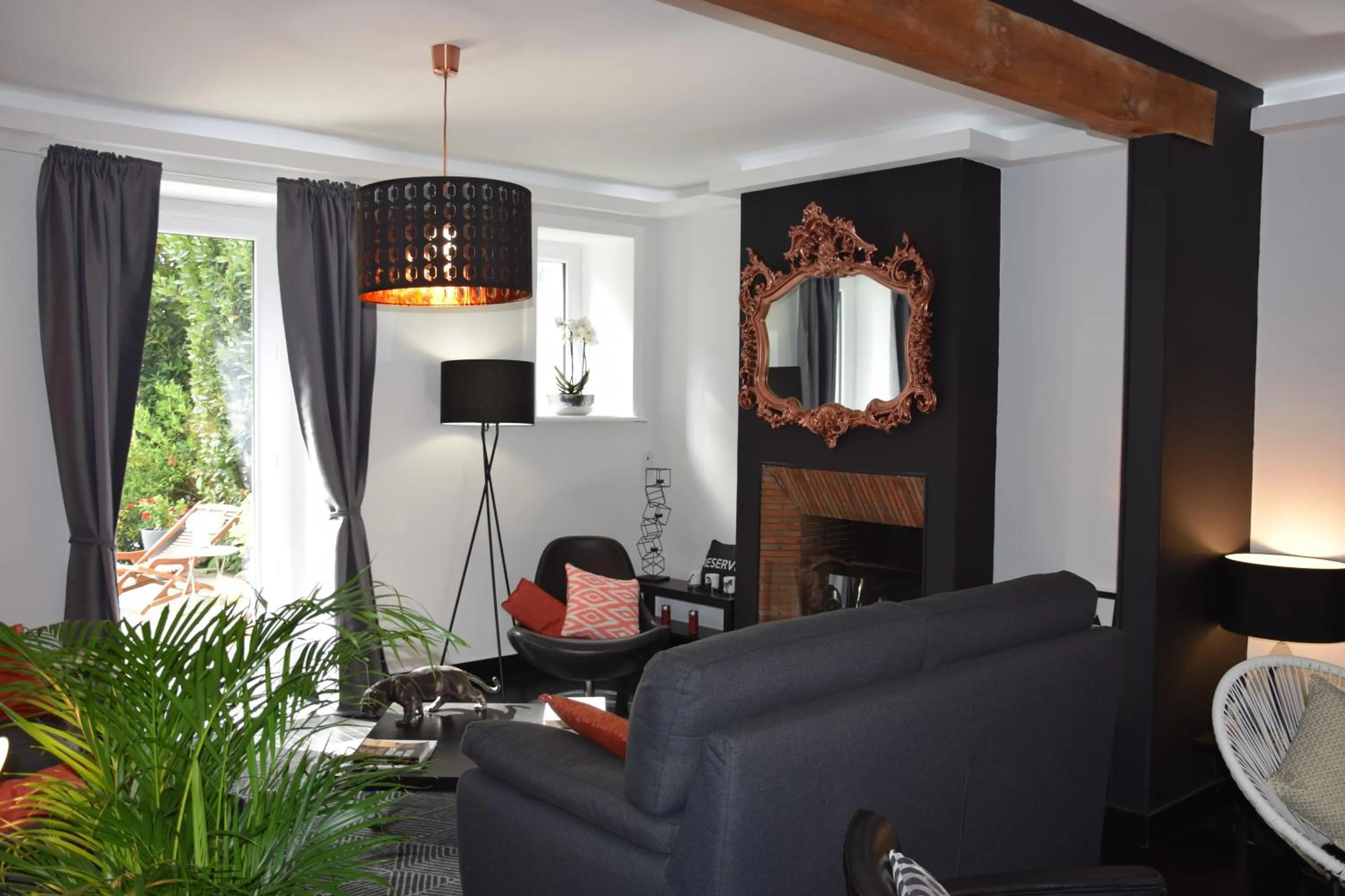 Communal lounge/ TV room in Mont B&B