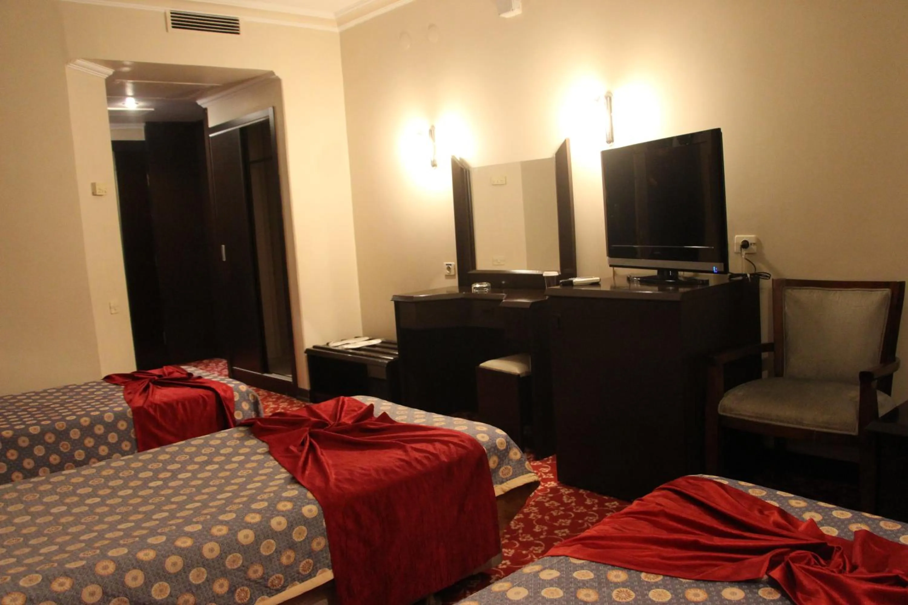 Photo of the whole room, Bed in Akyuz Hotel