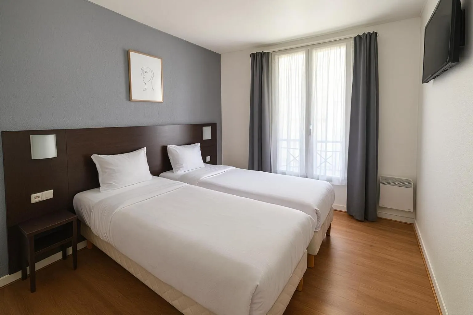 Bed in Hotel Arc Paris Porte d'Orléans