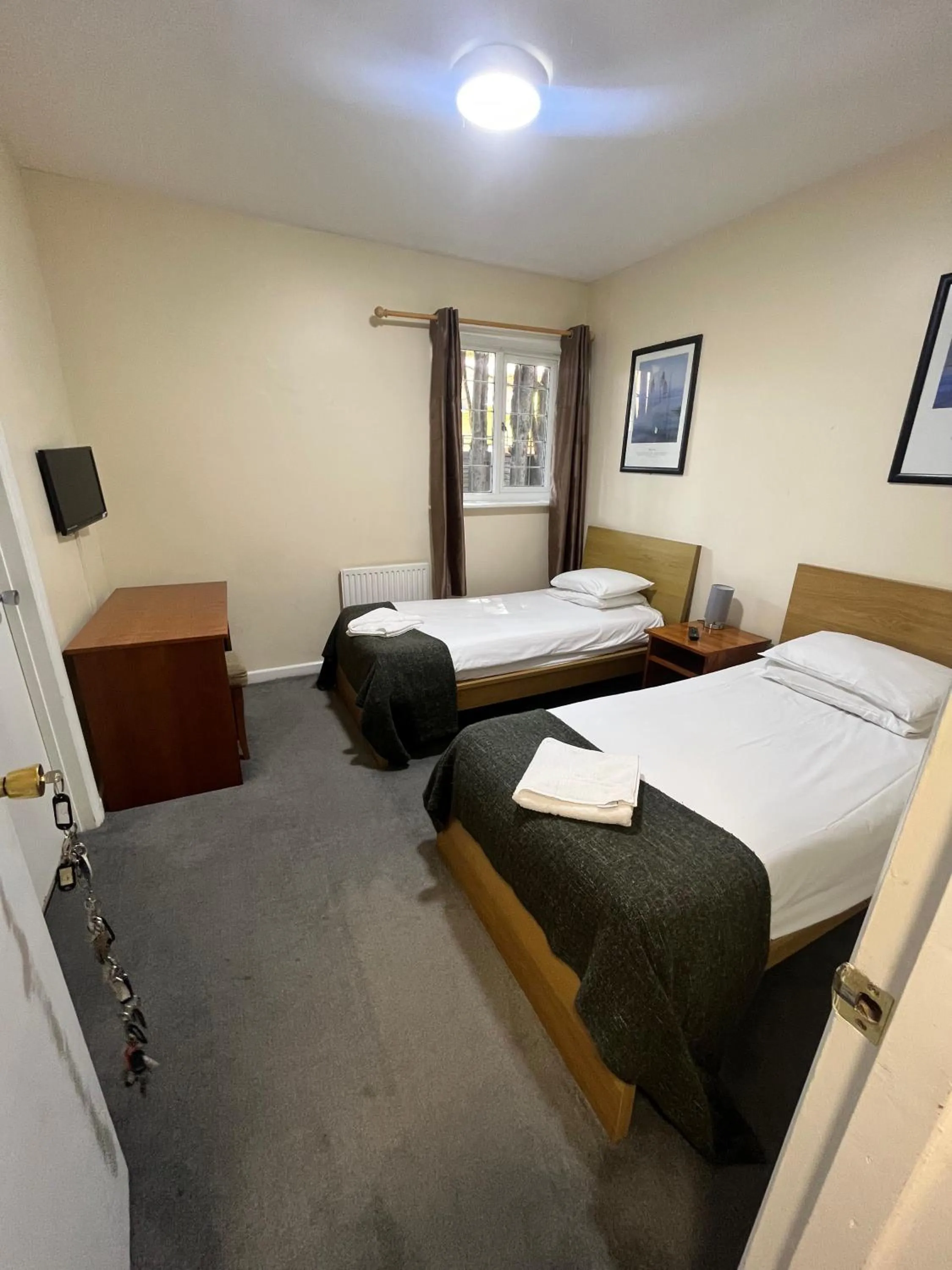 TV and multimedia, Bed in The Admirals Inn Guest House