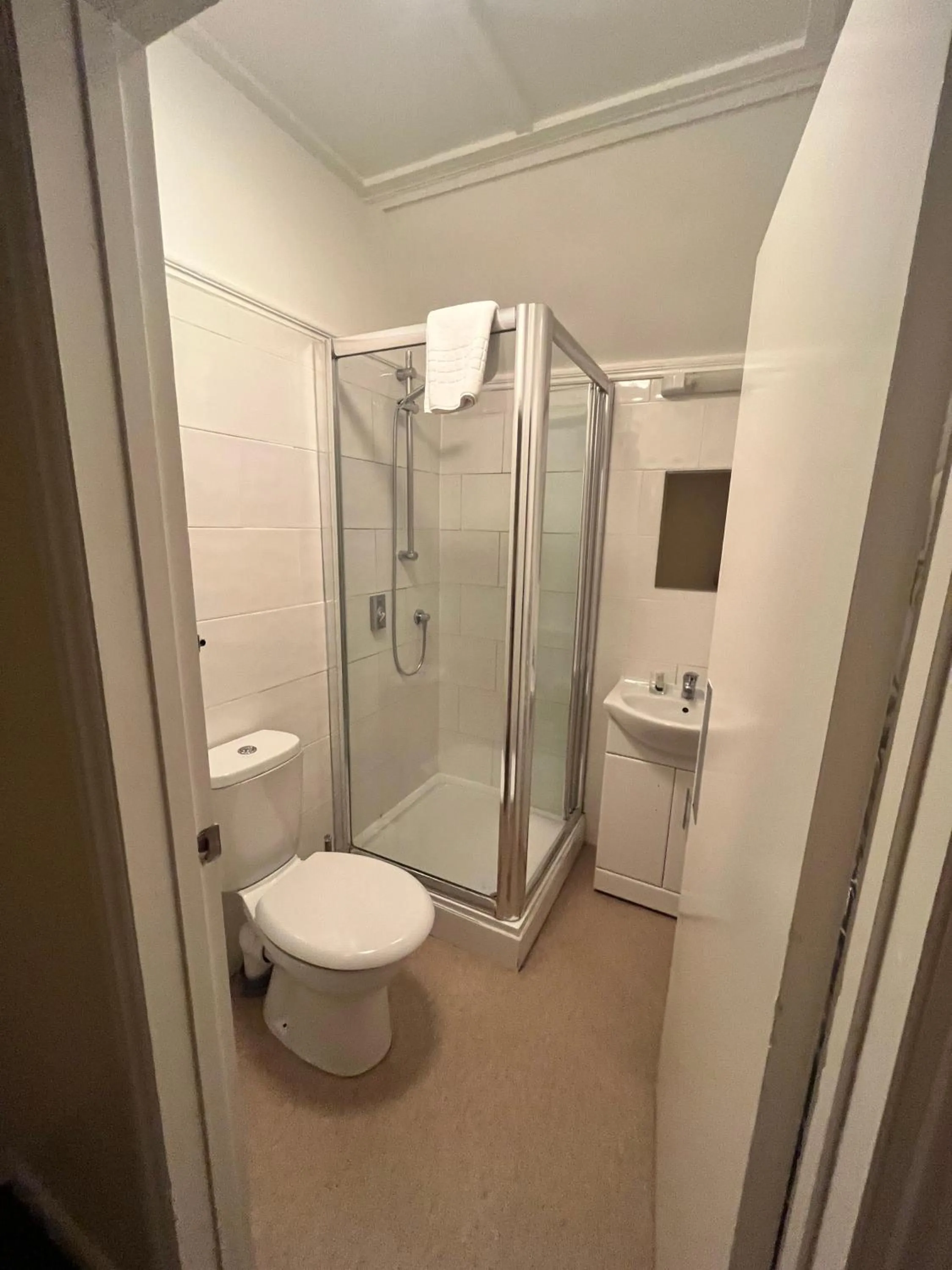 Bathroom in The Admirals Inn Guest House