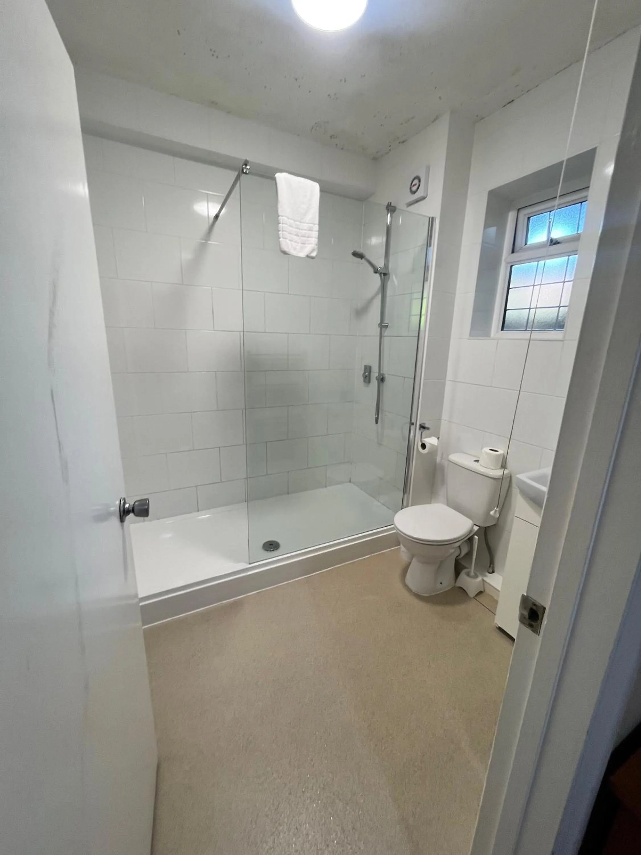 Bathroom in The Admirals Inn Guest House