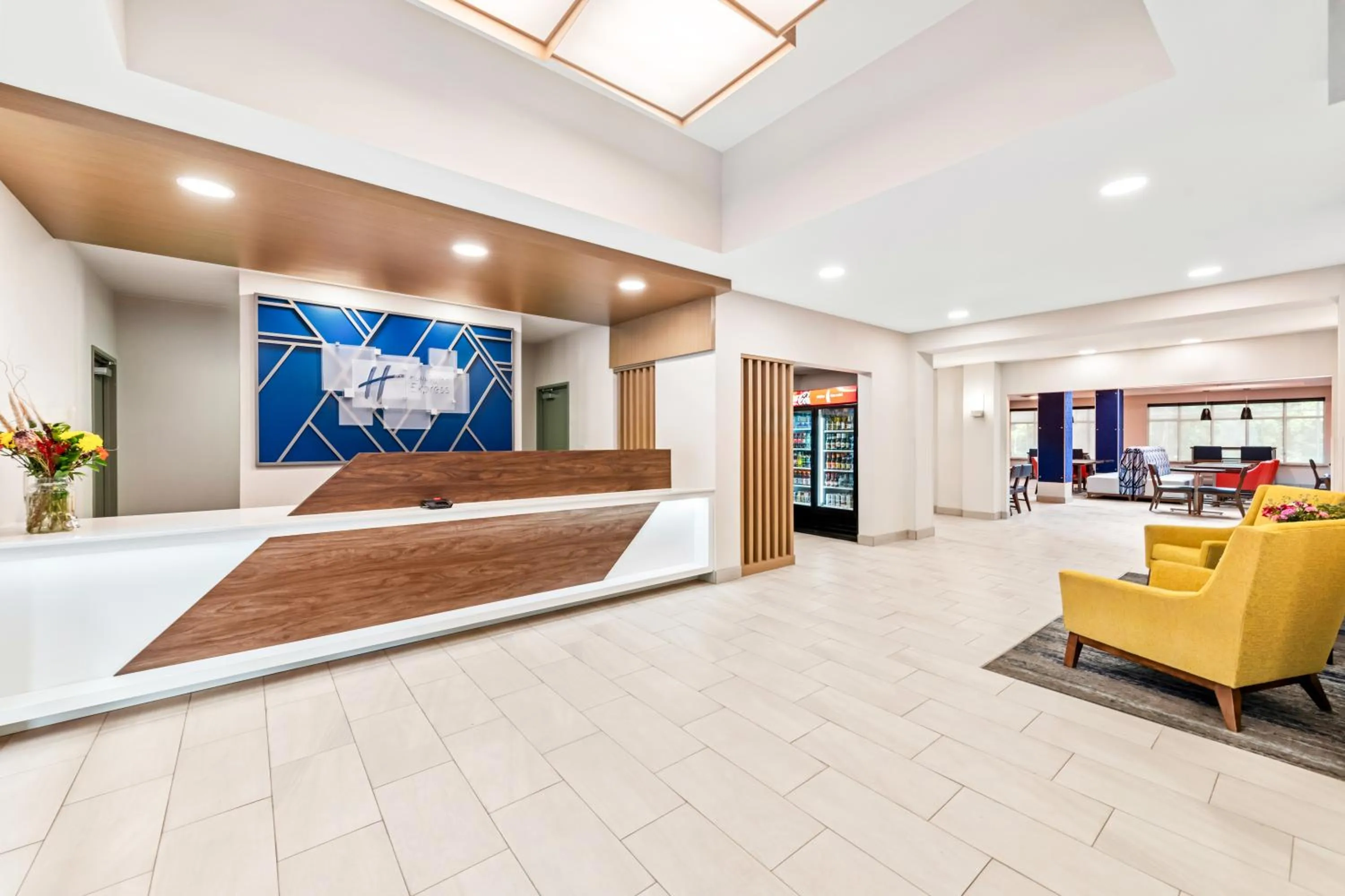 Lobby or reception, Bed in Holiday Inn Express & Suites Sylva / Dillsboro by IHG