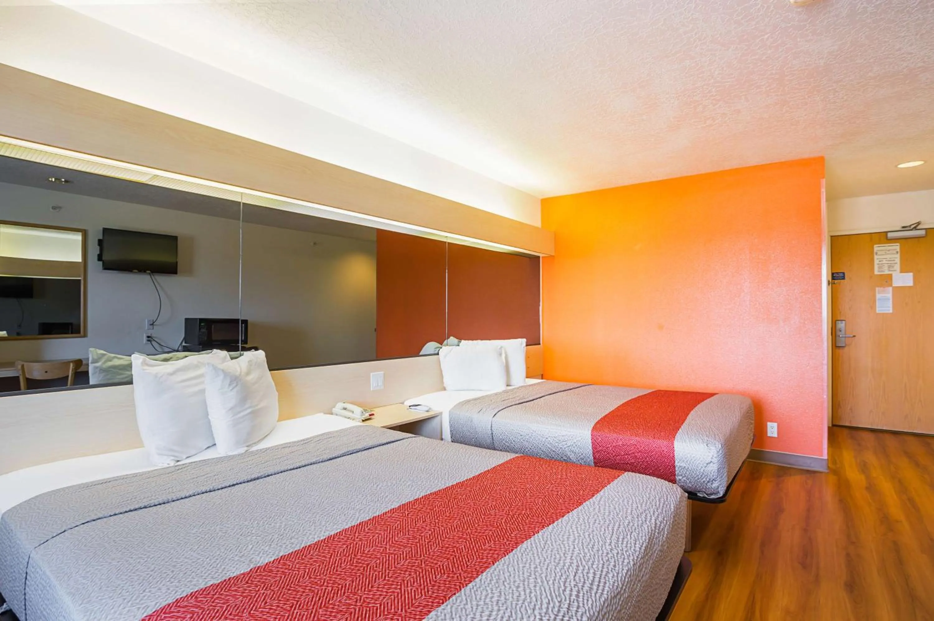 TV and multimedia, Bed in Motel 6-Bernalillo, NM