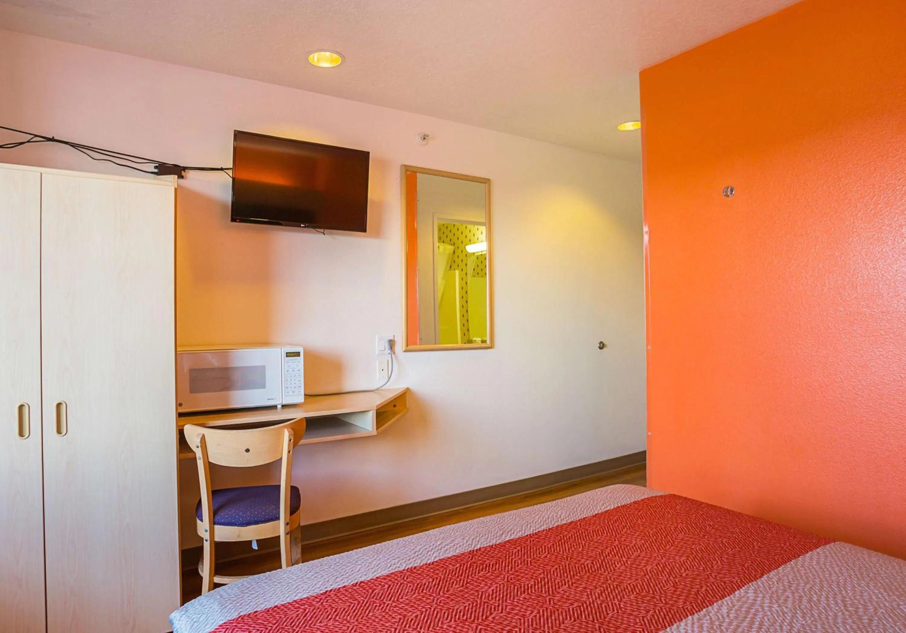 TV and multimedia, Bed in Motel 6-Bernalillo, NM