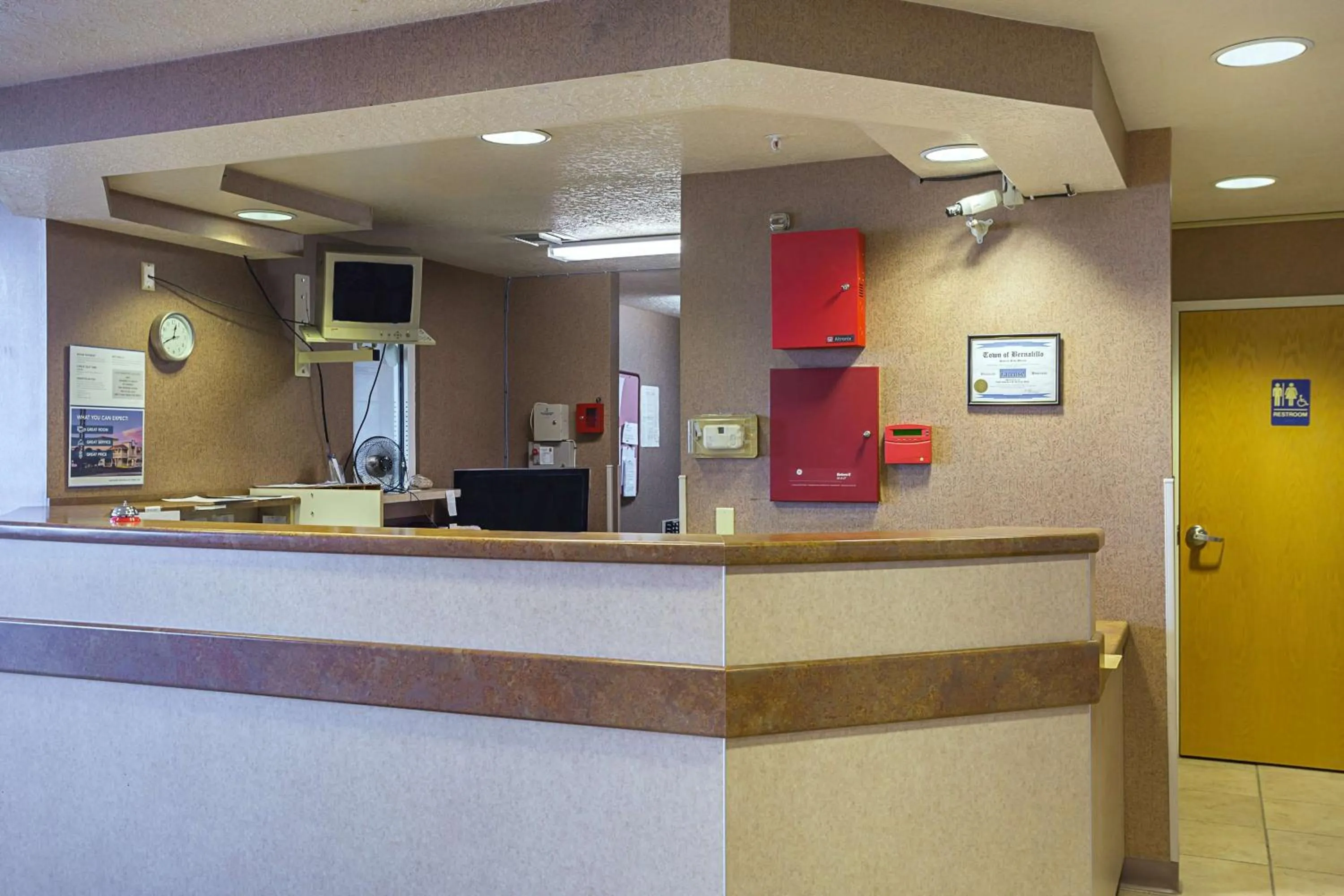 Communal lounge/ TV room in Motel 6-Bernalillo, NM