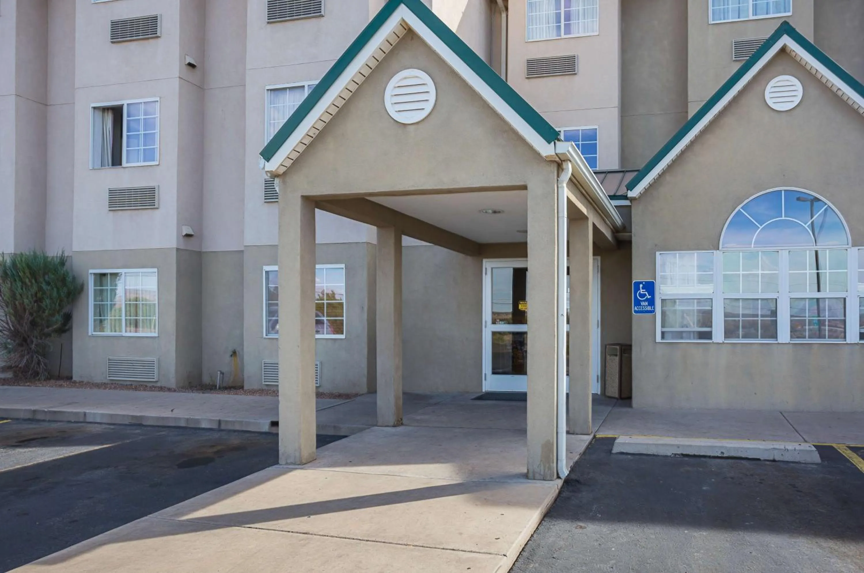 Property building in Motel 6-Bernalillo, NM