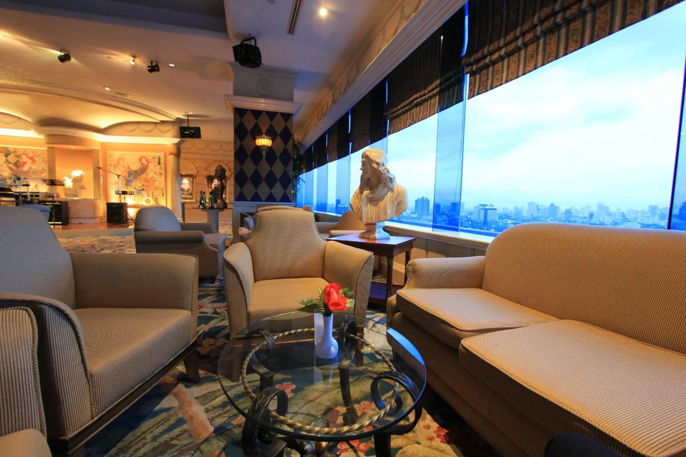 Lounge or bar in Golden Tulip Sovereign Hotel Bangkok