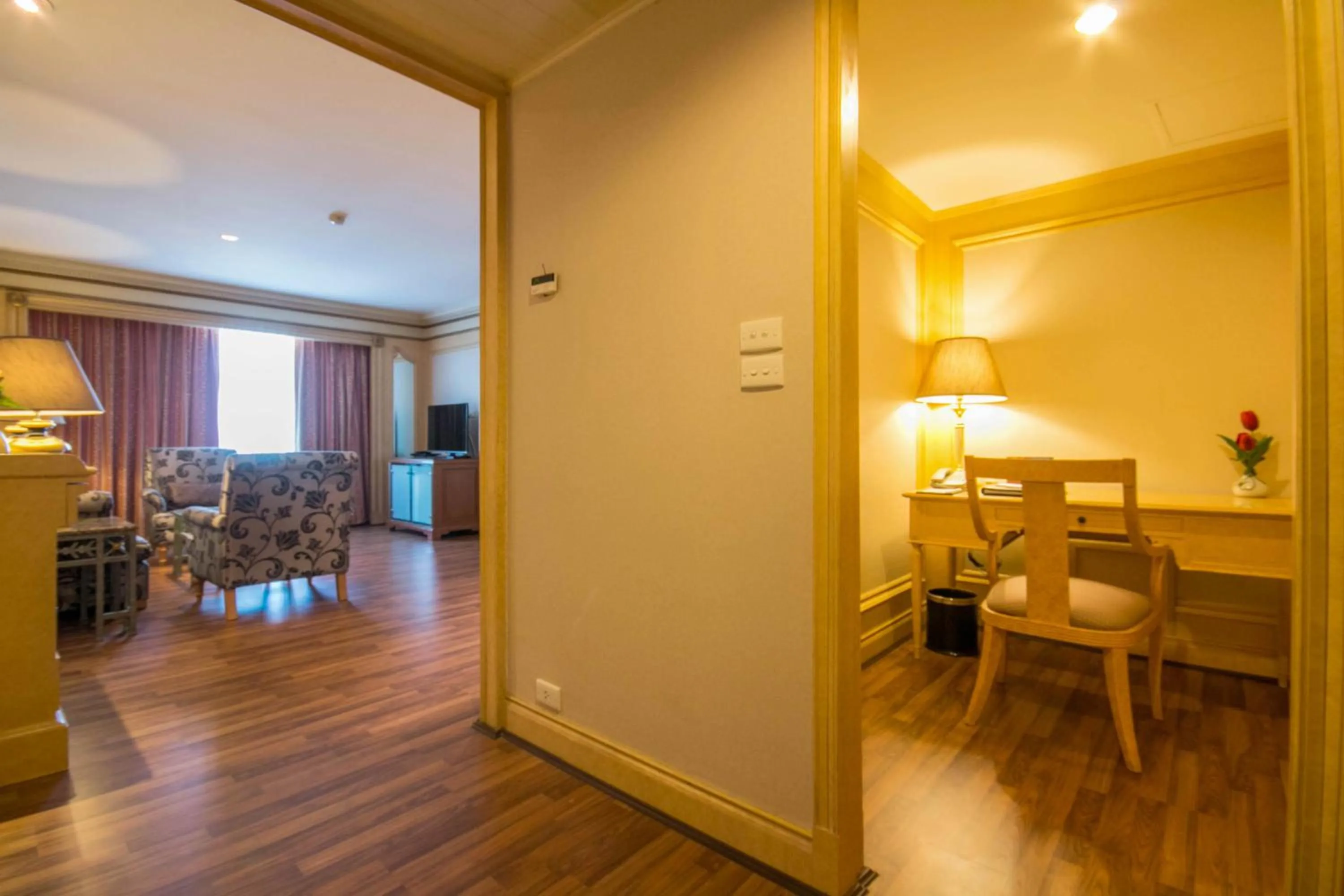 Seating area in Golden Tulip Sovereign Hotel Bangkok