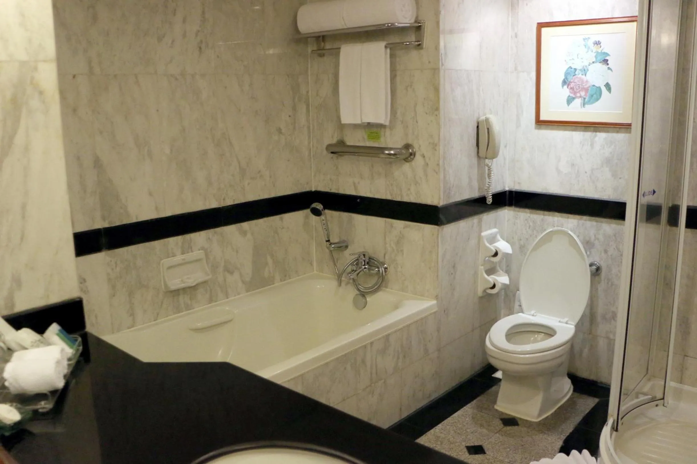 Shower in Golden Tulip Sovereign Hotel Bangkok