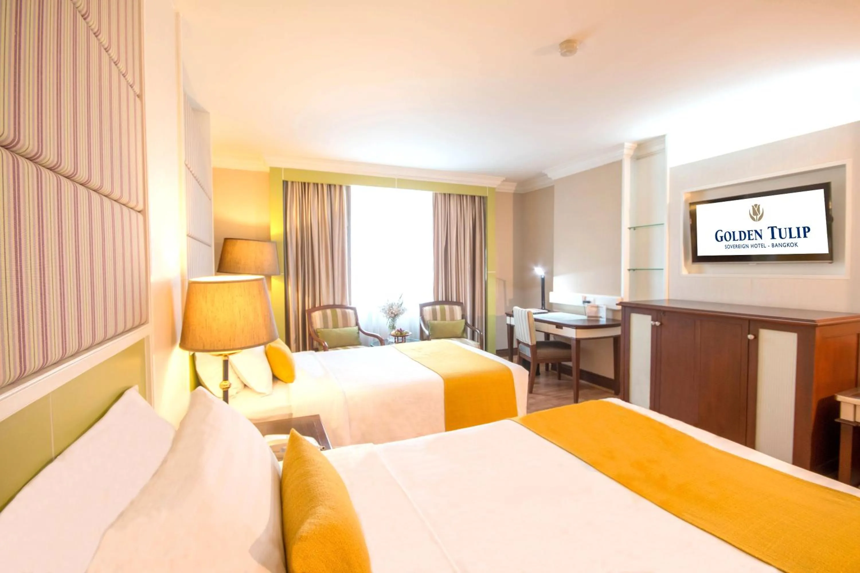 Bed in Golden Tulip Sovereign Hotel Bangkok