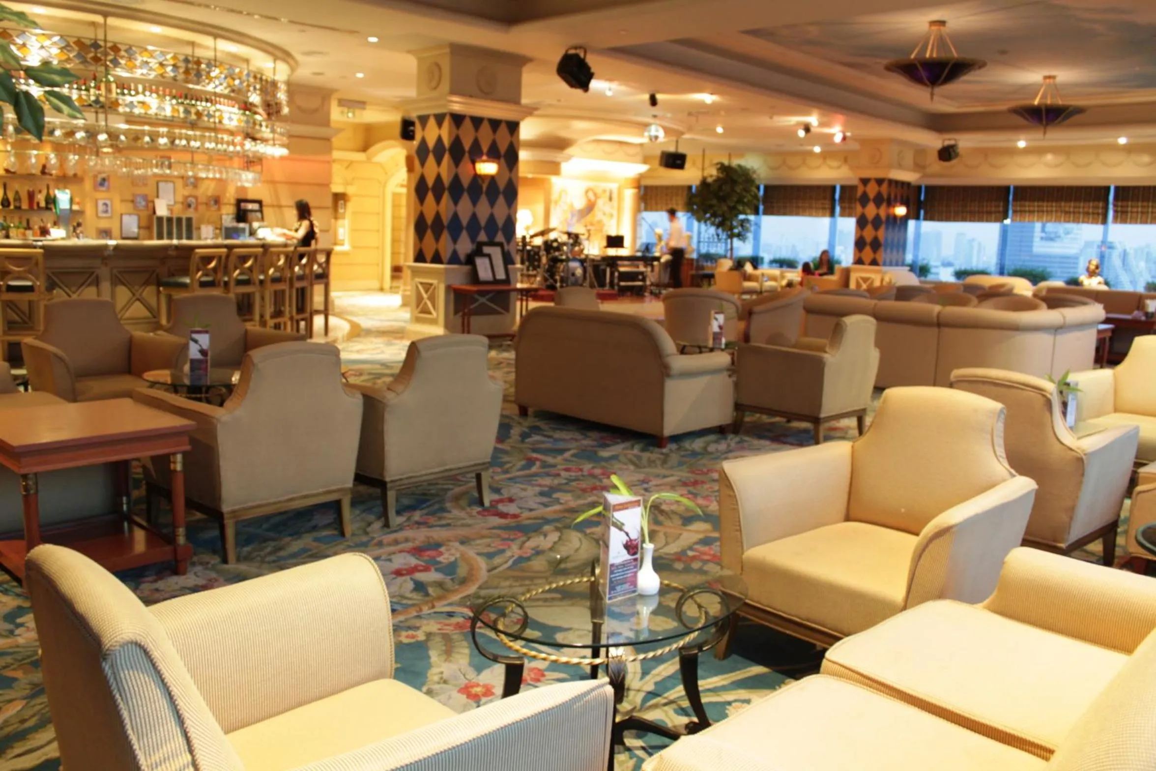 Lounge or bar in Golden Tulip Sovereign Hotel Bangkok