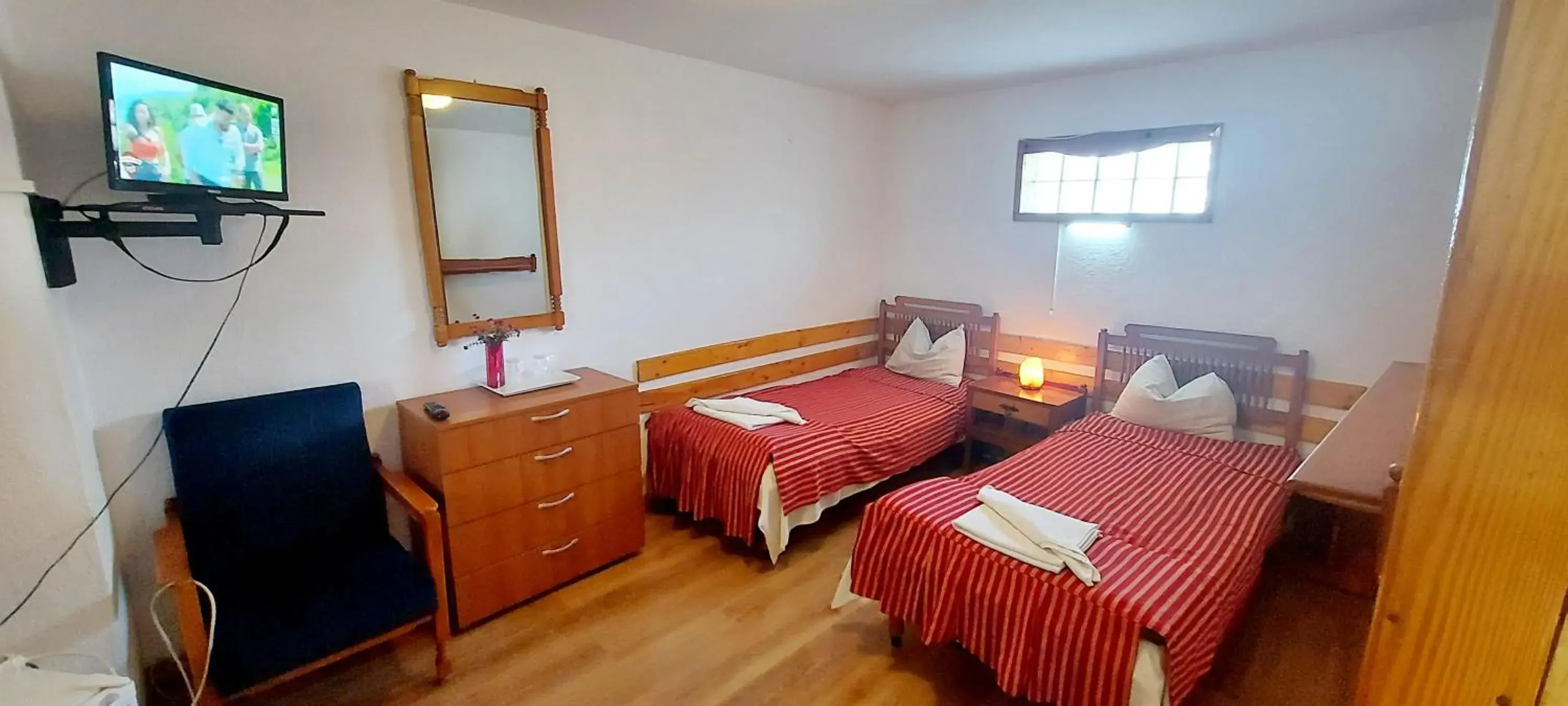 Tranzit Twin Room 20:00 p.m - 8:00 a.m. in Cazare Casa Cristina Tranzit Twin Room 20:00 p.m - 8:00 a.m. in Cazare Casa Cristina