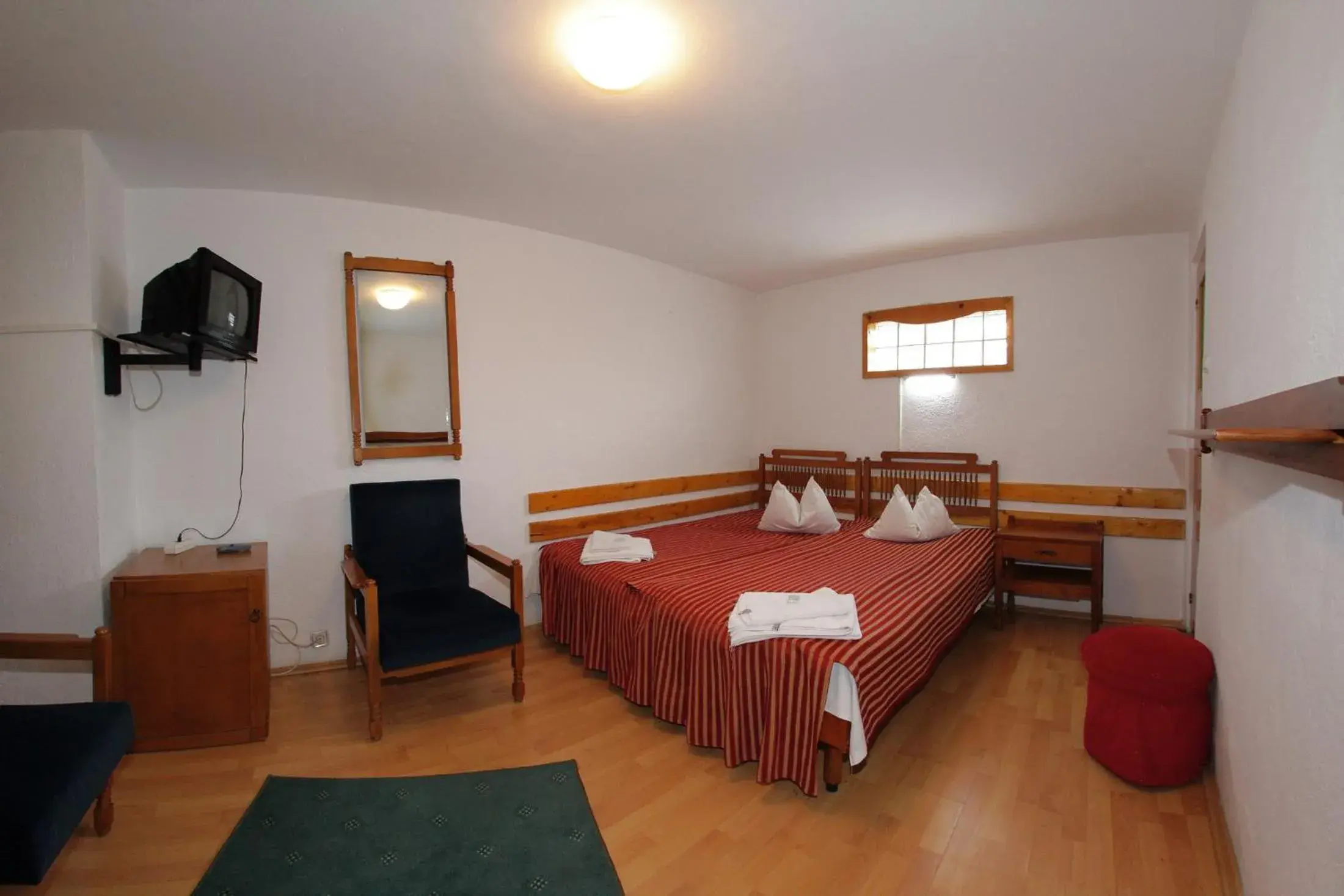 Tranzit Twin Room 20:00 p.m - 8:00 a.m. in Cazare Casa Cristina Tranzit Twin Room 20:00 p.m - 8:00 a.m. in Cazare Casa Cristina