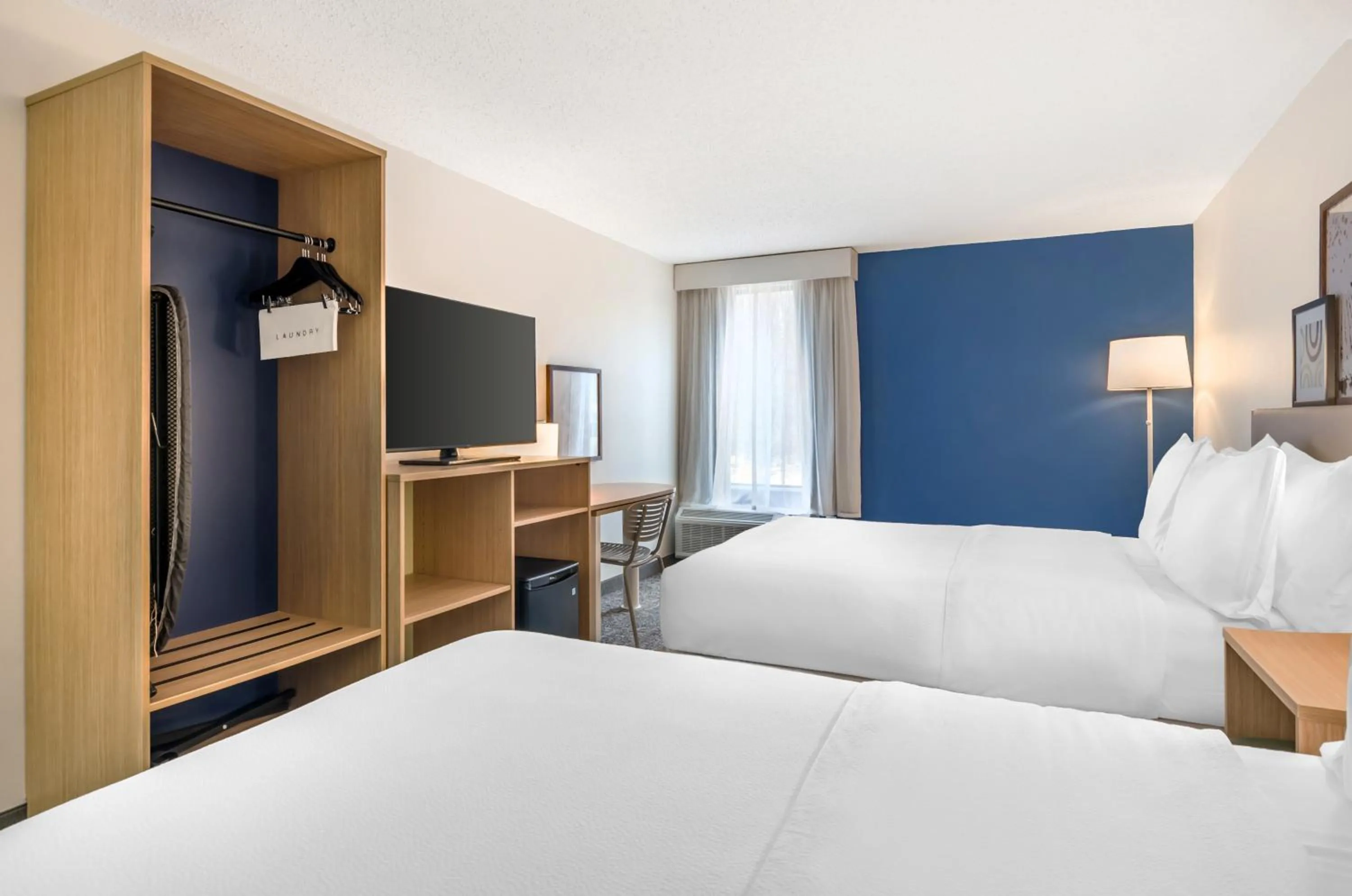 TV and multimedia, Bed in Spark By Hilton Roanoke Airport