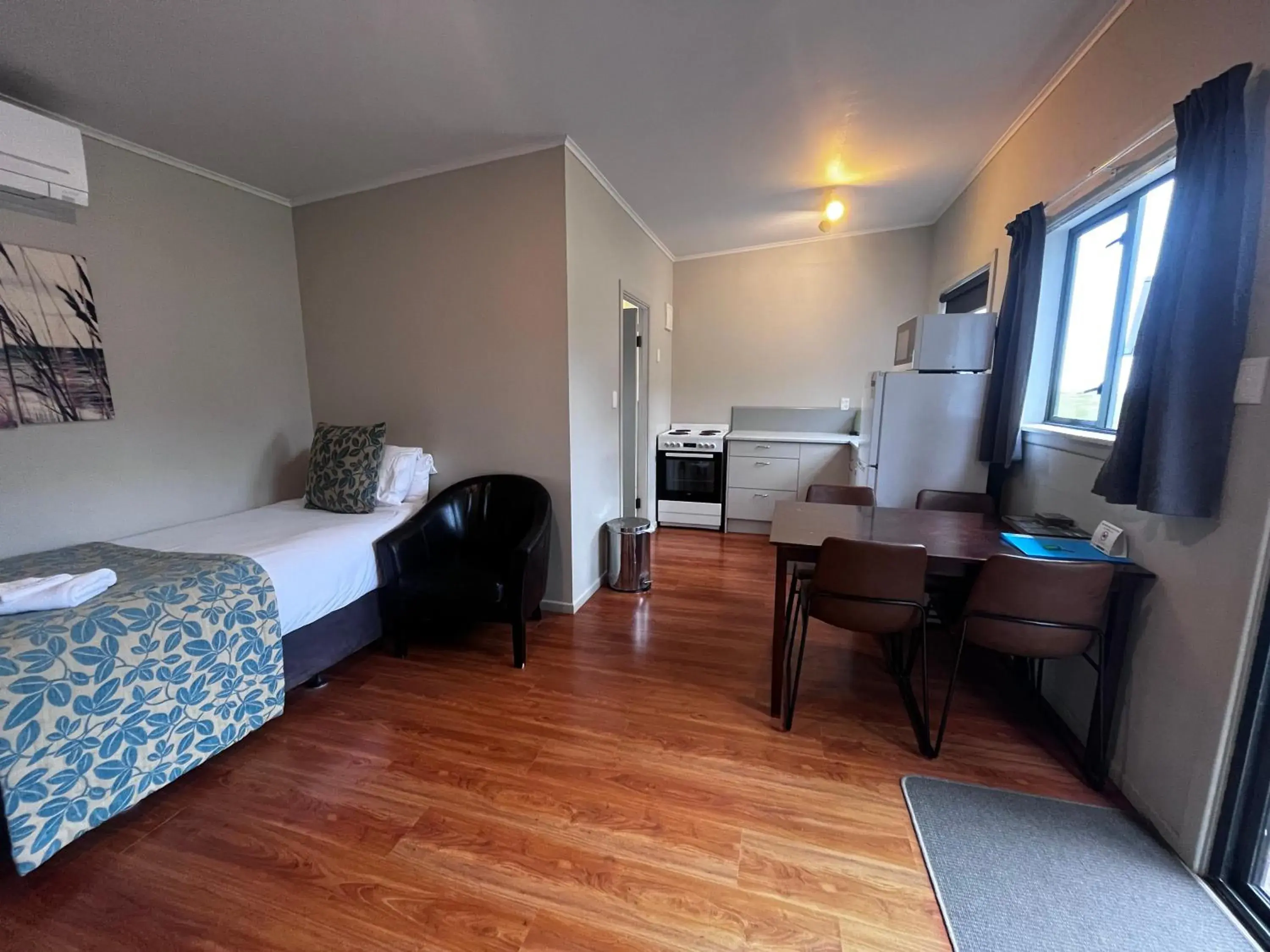 Deluxe Room with Garden Courtyard in Comfort Inn Sunset Deluxe Room with Garden Courtyard in Comfort Inn Sunset