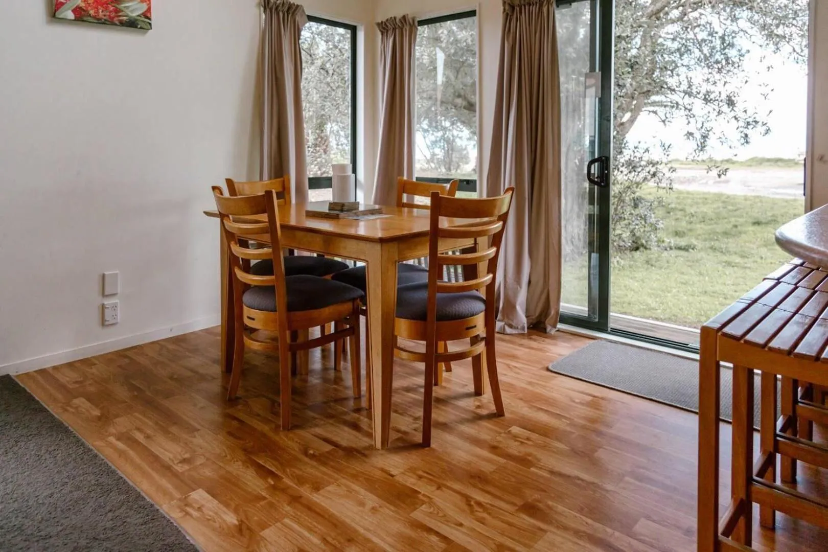 Dining area in Comfort Inn Sunset