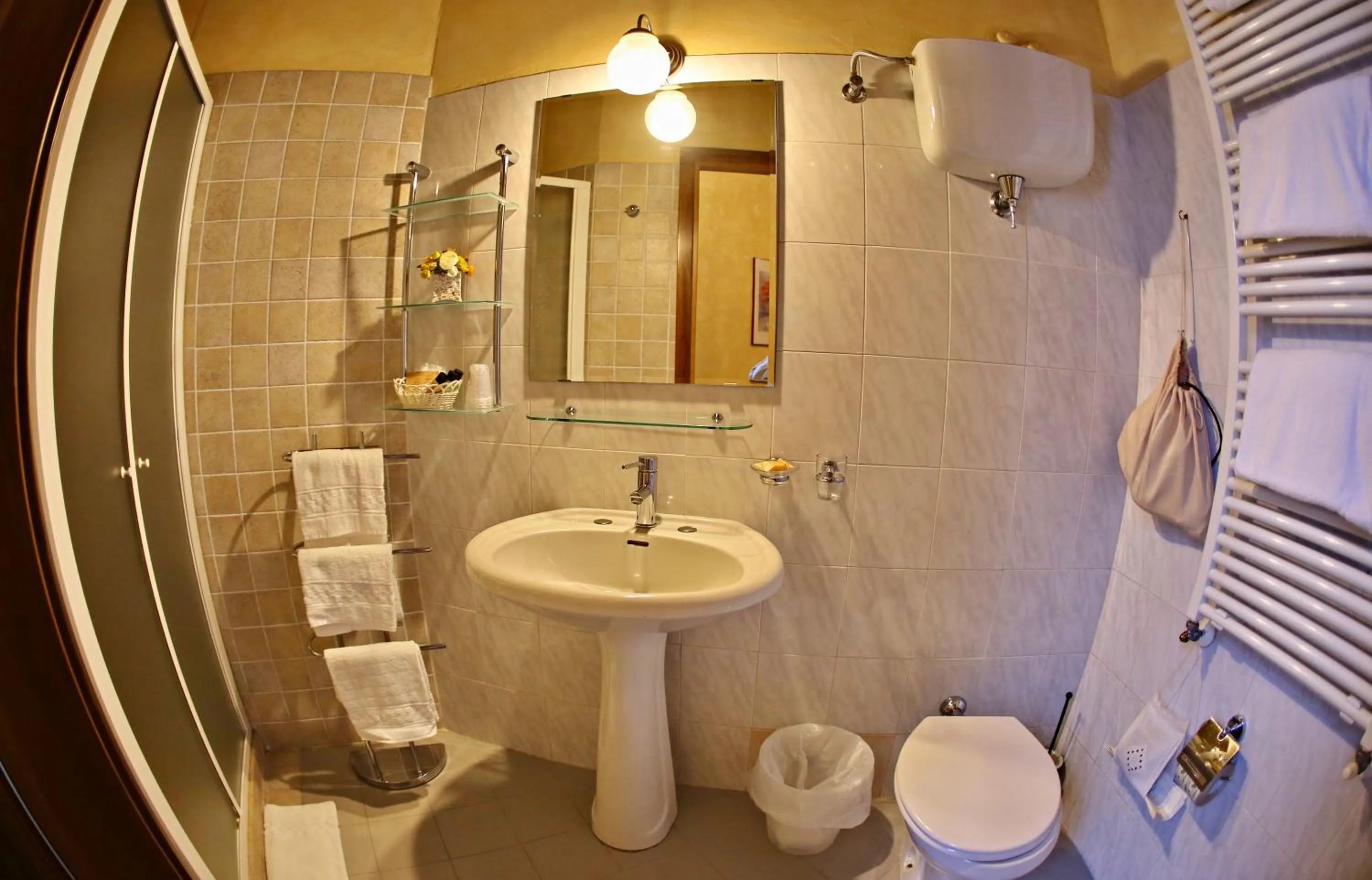 Bathroom in Hotel Italia Cortona