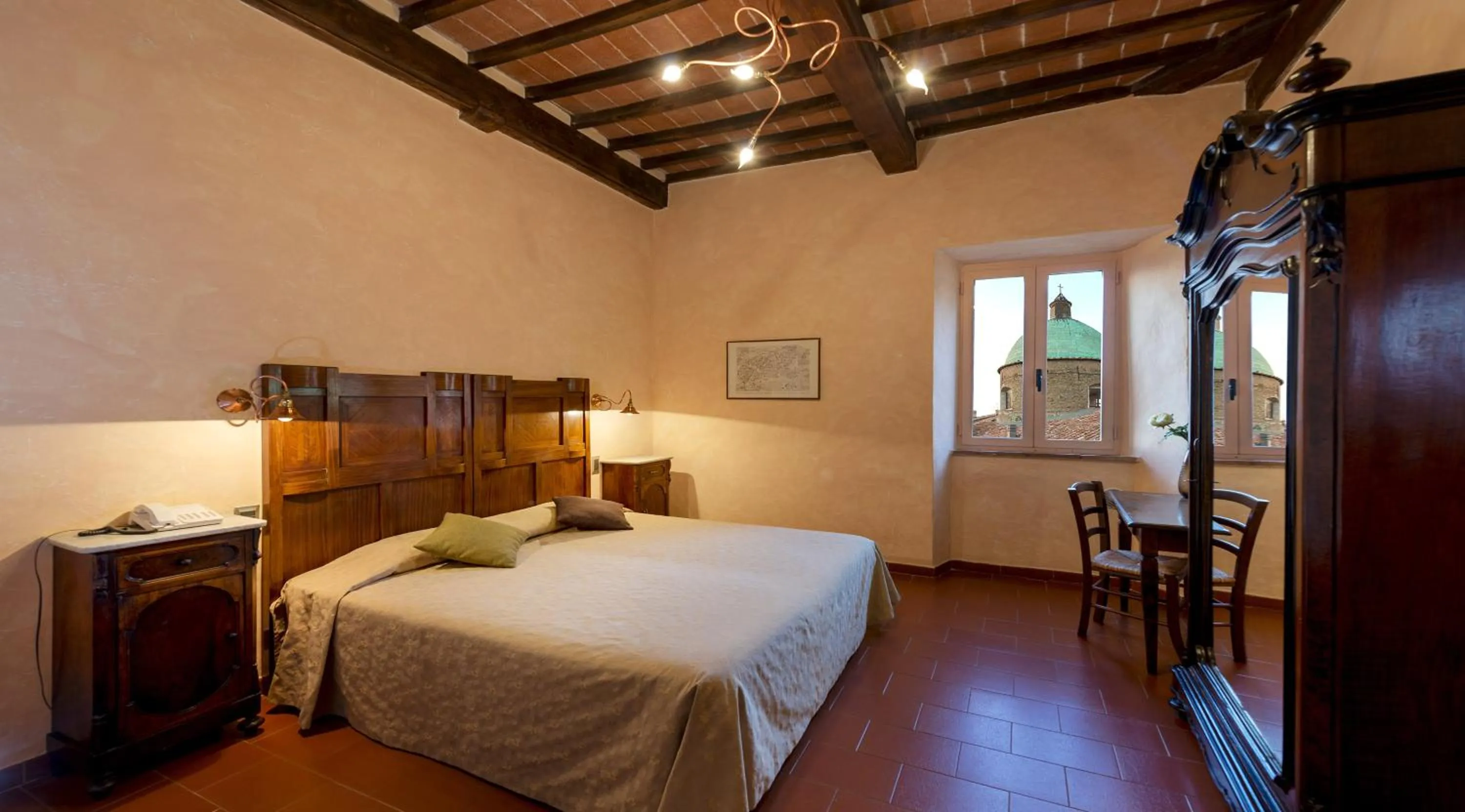 Bed in Hotel Italia Cortona