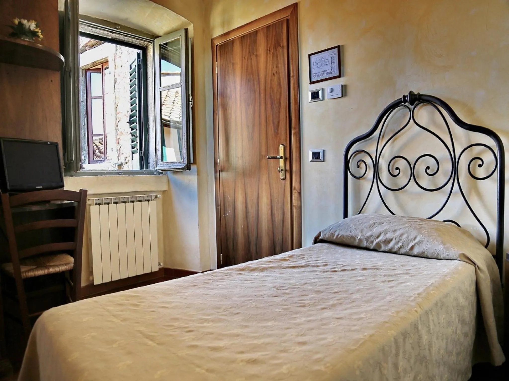 Photo of the whole room, Bed in Hotel Italia Cortona