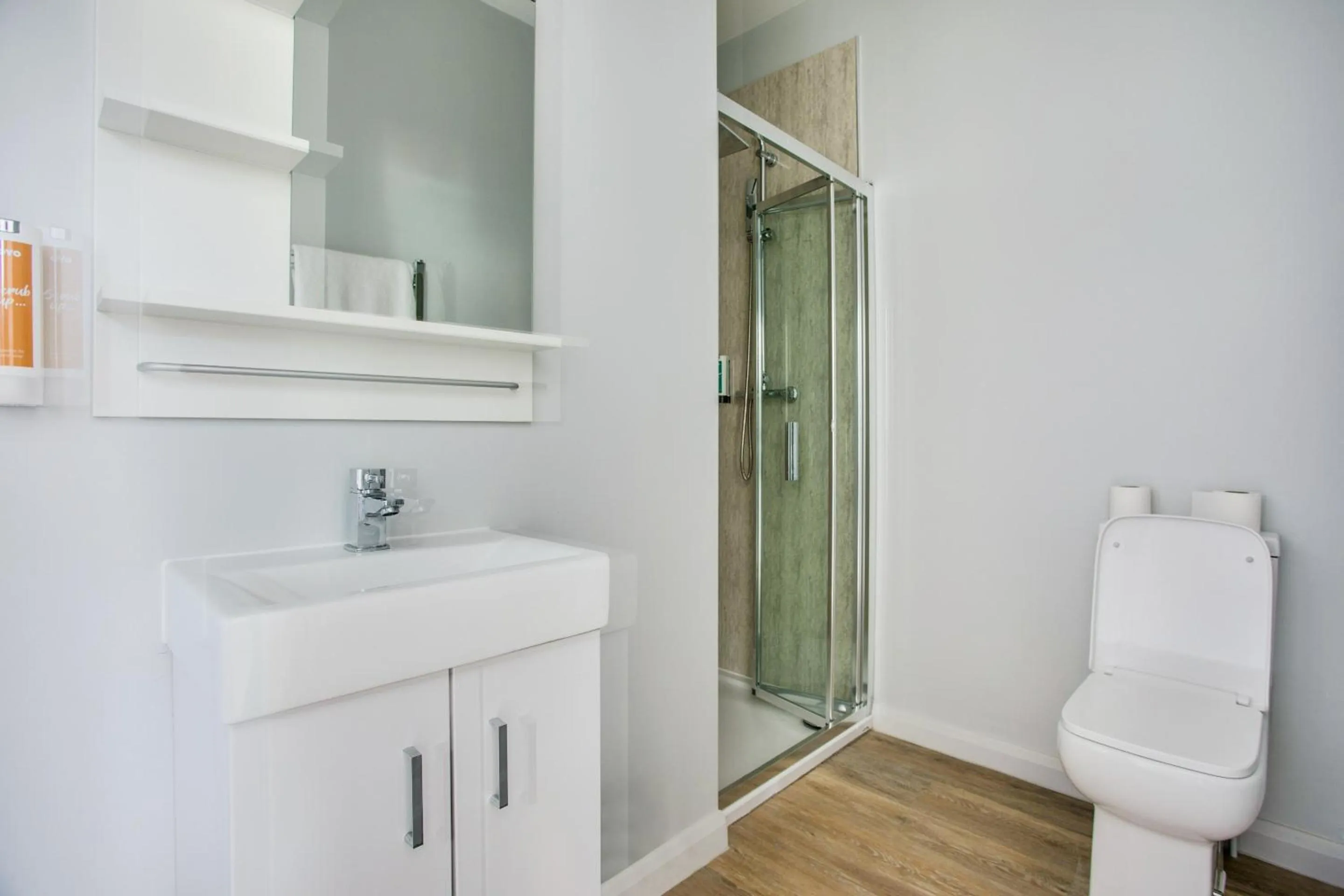 Bathroom in OYO Studiotel Great Yarmouth - Modern Hotel Apartments