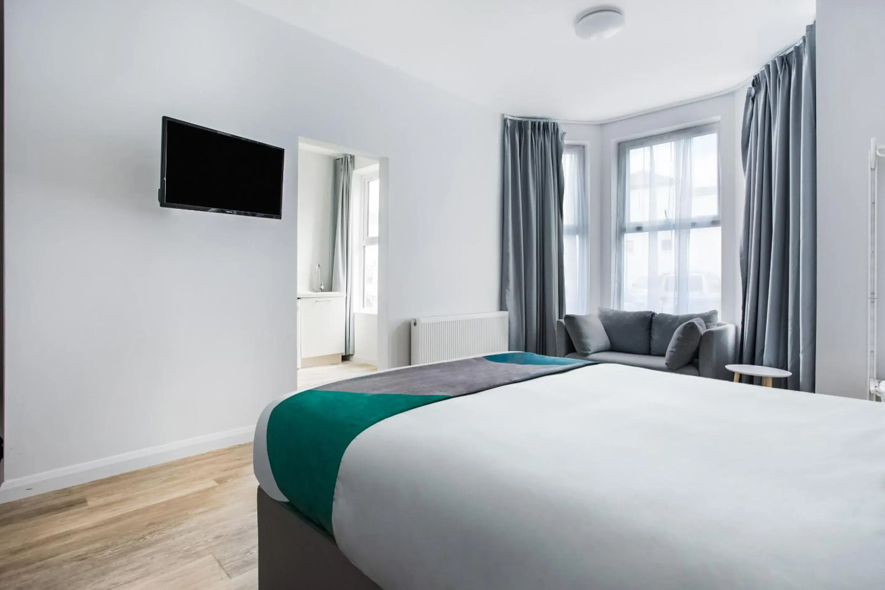 Bedroom, Bed in OYO Studiotel Great Yarmouth - Modern Hotel Apartments Bedroom, Bed in OYO Studiotel Great Yarmouth - Modern Hotel Apartments