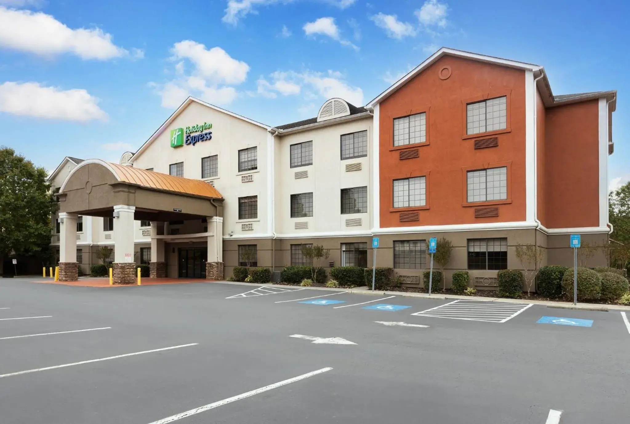 Property building in Holiday Inn Express Hotel & Suites Kennesaw Northwest - Acworth by IHG Property building in Holiday Inn Express Hotel & Suites Kennesaw Northwest - Acworth by IHG