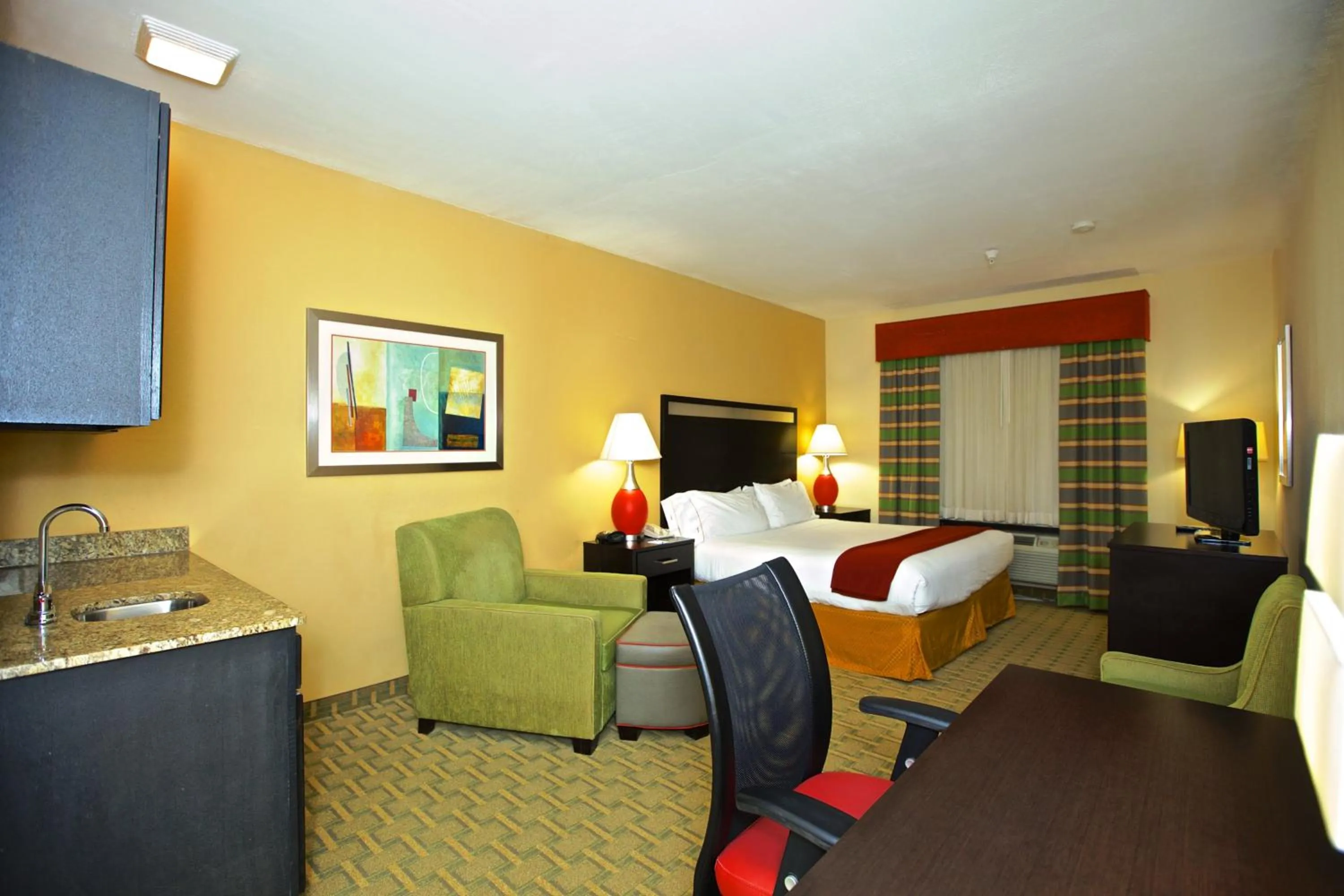 Photo of the whole room, Bed in Holiday Inn Express Hotel & Suites Kennesaw Northwest - Acworth by IHG