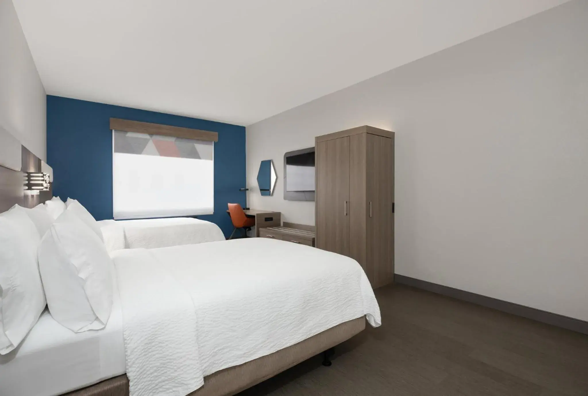 Photo of the whole room, Bed in Holiday Inn Express Hotel & Suites Kennesaw Northwest - Acworth by IHG Photo of the whole room, Bed in Holiday Inn Express Hotel & Suites Kennesaw Northwest - Acworth by IHG