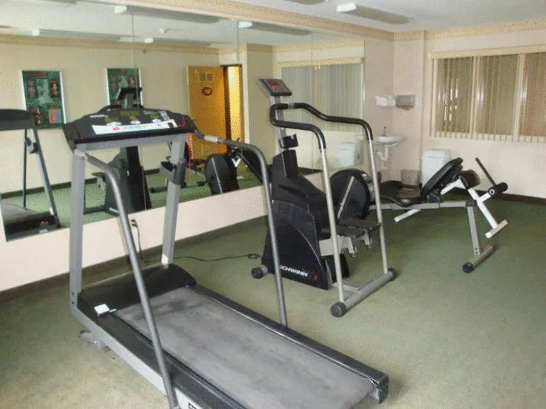 Fitness centre/facilities in Syracuse Inn and Suites