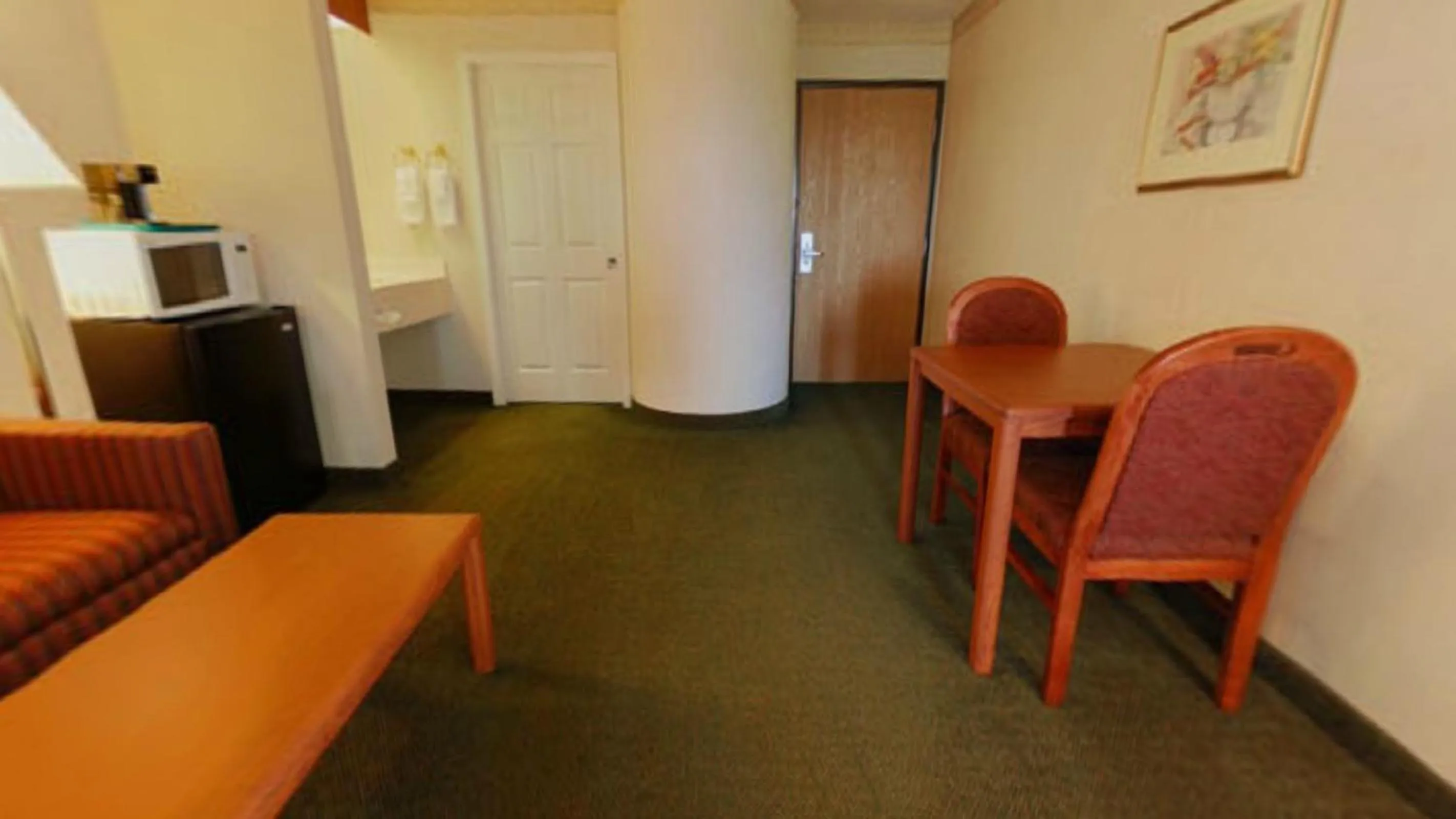 Seating area in Syracuse Inn and Suites