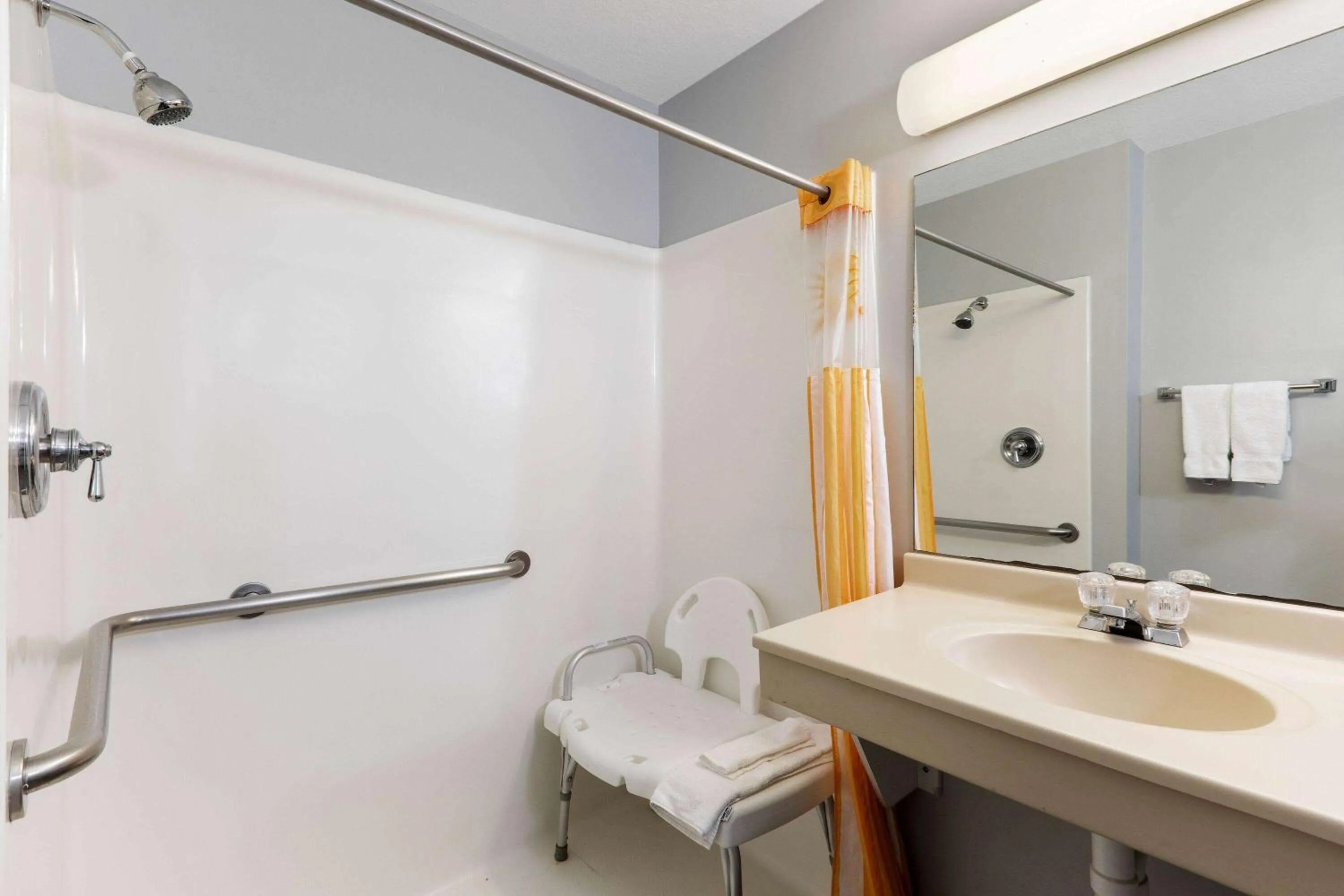 Shower in La Quinta by Wyndham Omaha Airport Downtown