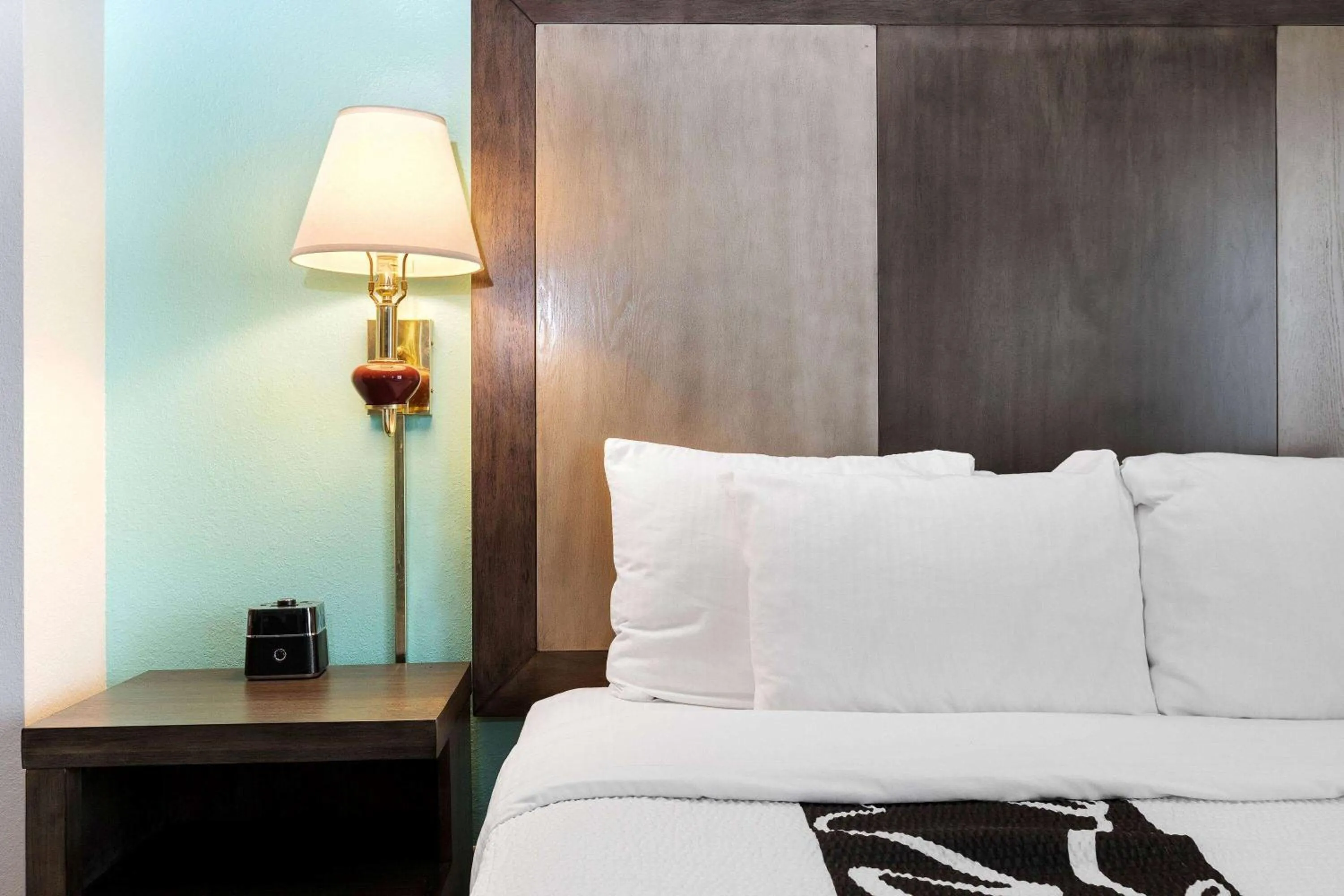 Photo of the whole room, Bed in La Quinta by Wyndham Omaha Airport Downtown