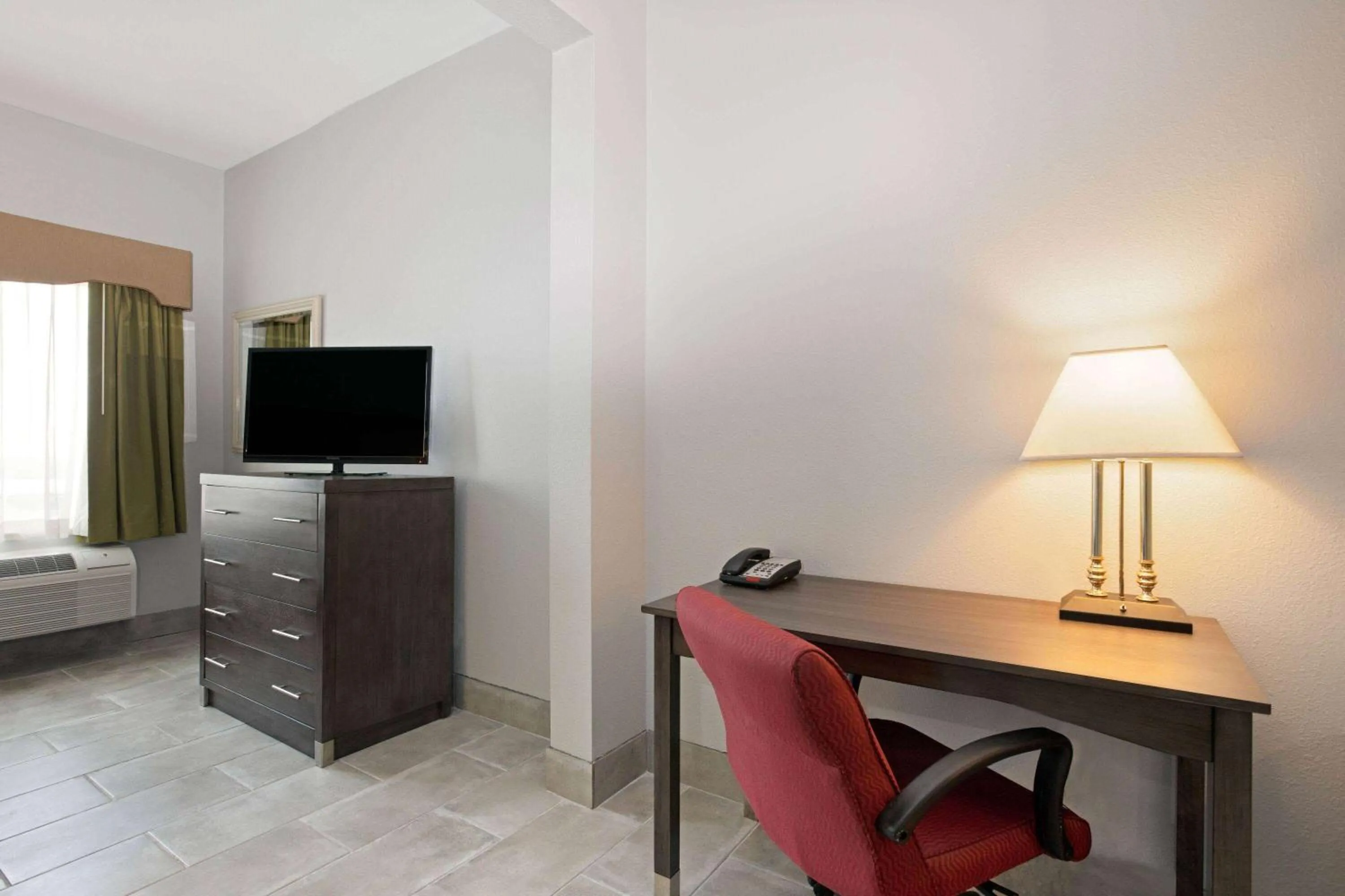 Photo of the whole room, Bed in La Quinta by Wyndham Omaha Airport Downtown