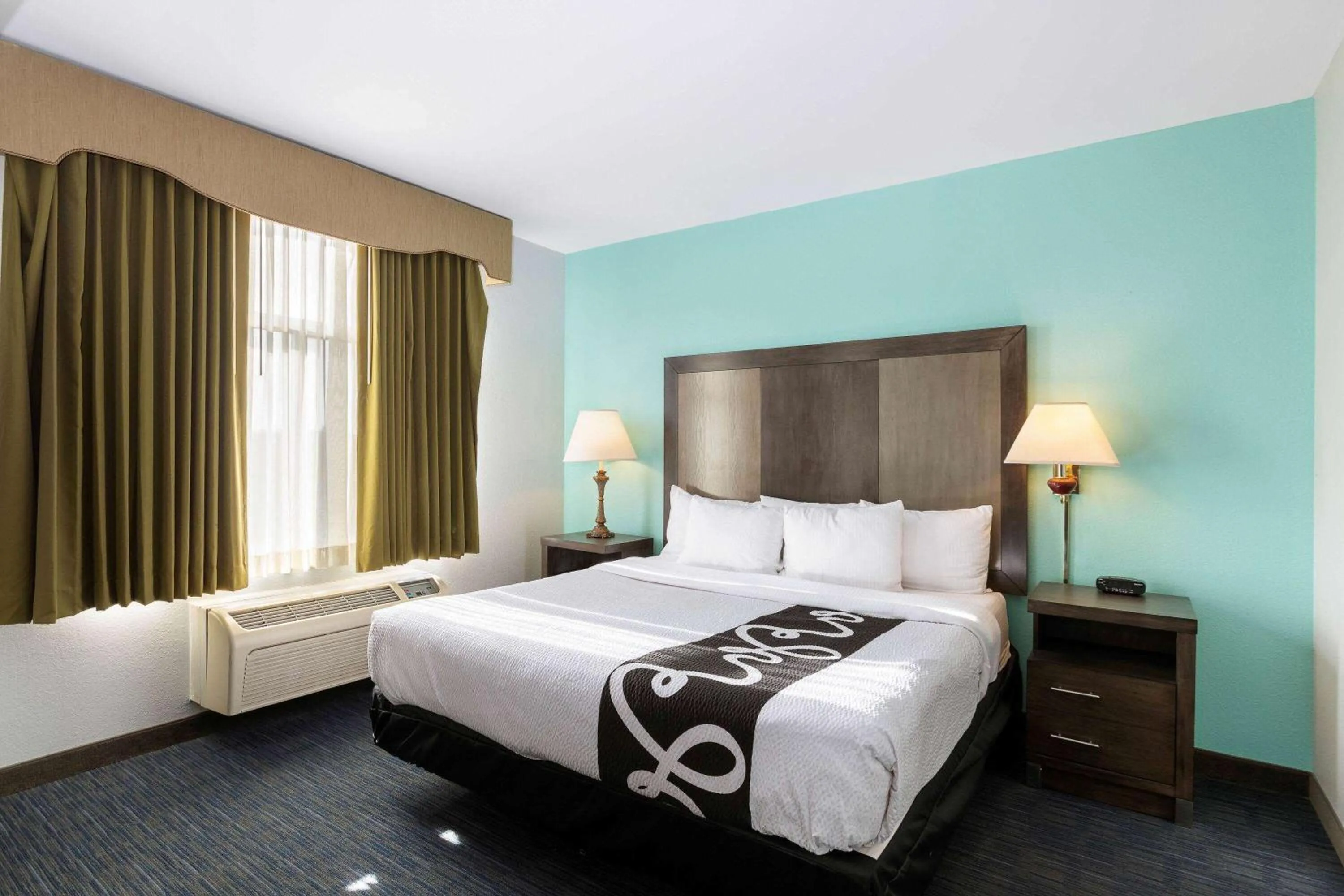 Bed in La Quinta by Wyndham Omaha Airport Downtown