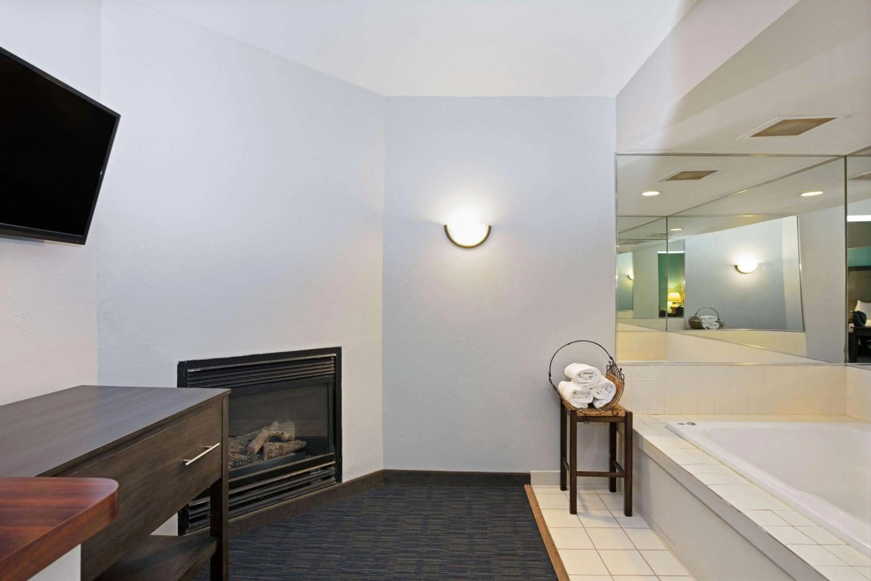 Bed in La Quinta by Wyndham Omaha Airport Downtown