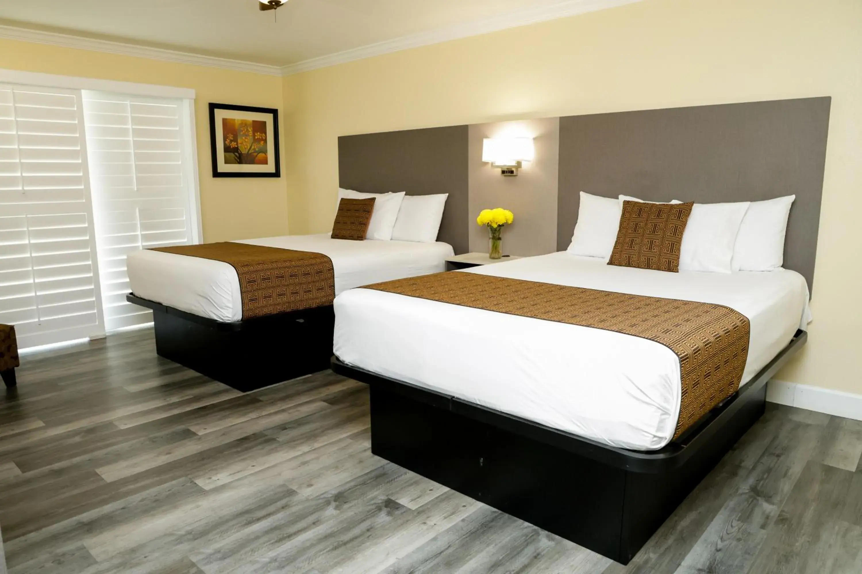Queen Room with Two Queen Beds in Silver Surf Motel Queen Room with Two Queen Beds in Silver Surf Motel