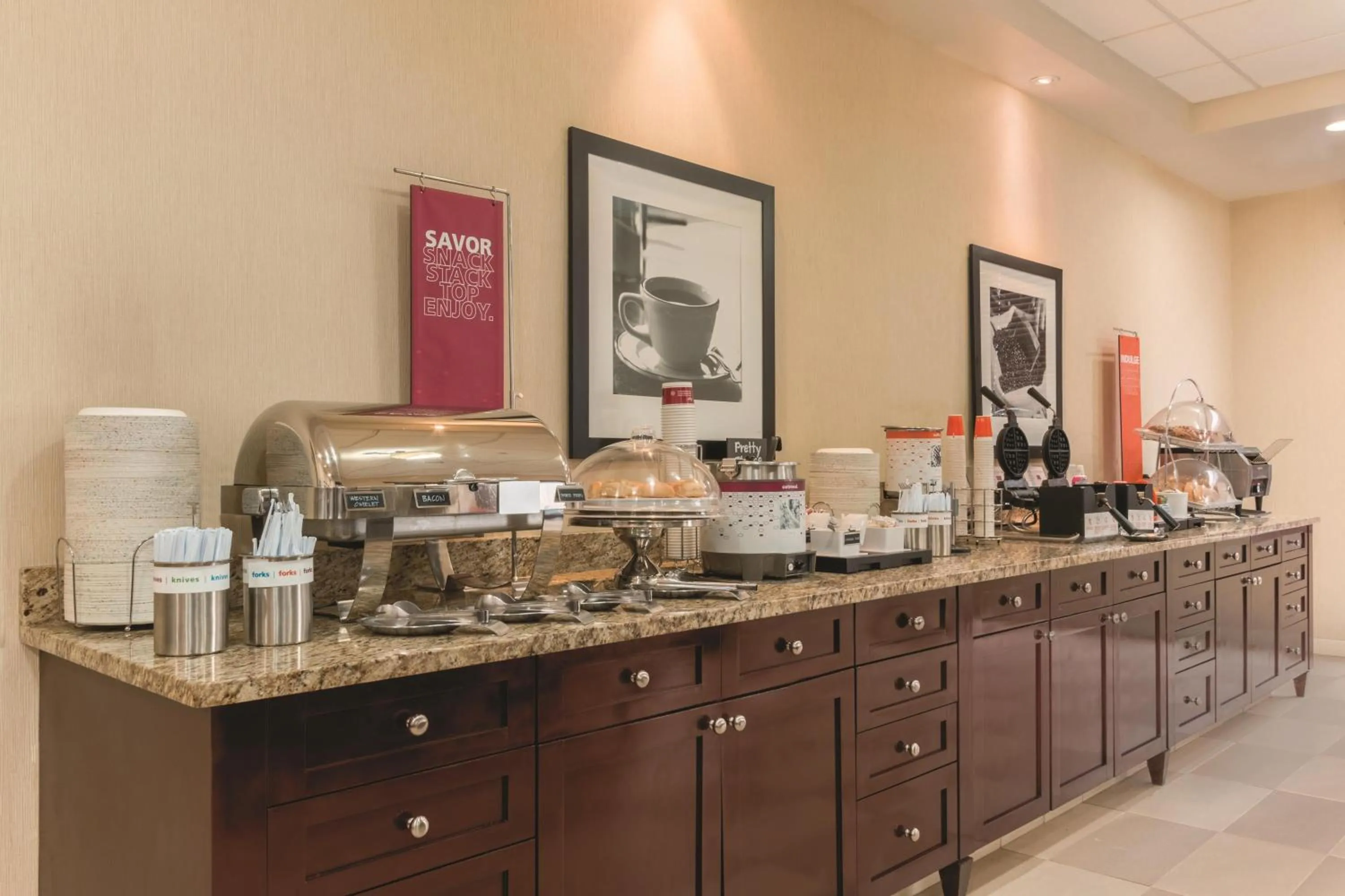 Dining area in Hampton Inn by Hilton Edmonton South