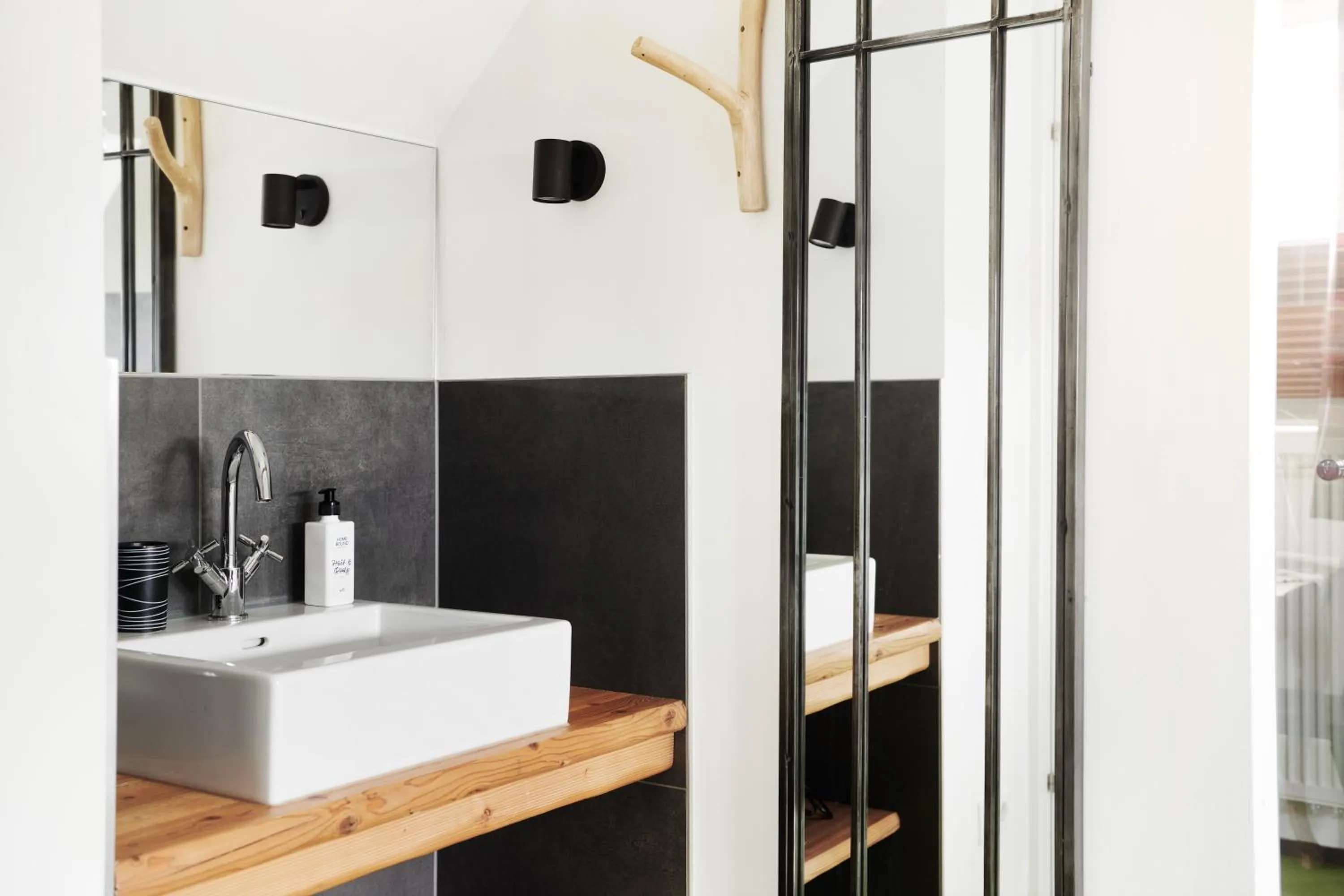 Bathroom in HOMEBOUND APARTMENTS Salzburg City II - contactless check-in