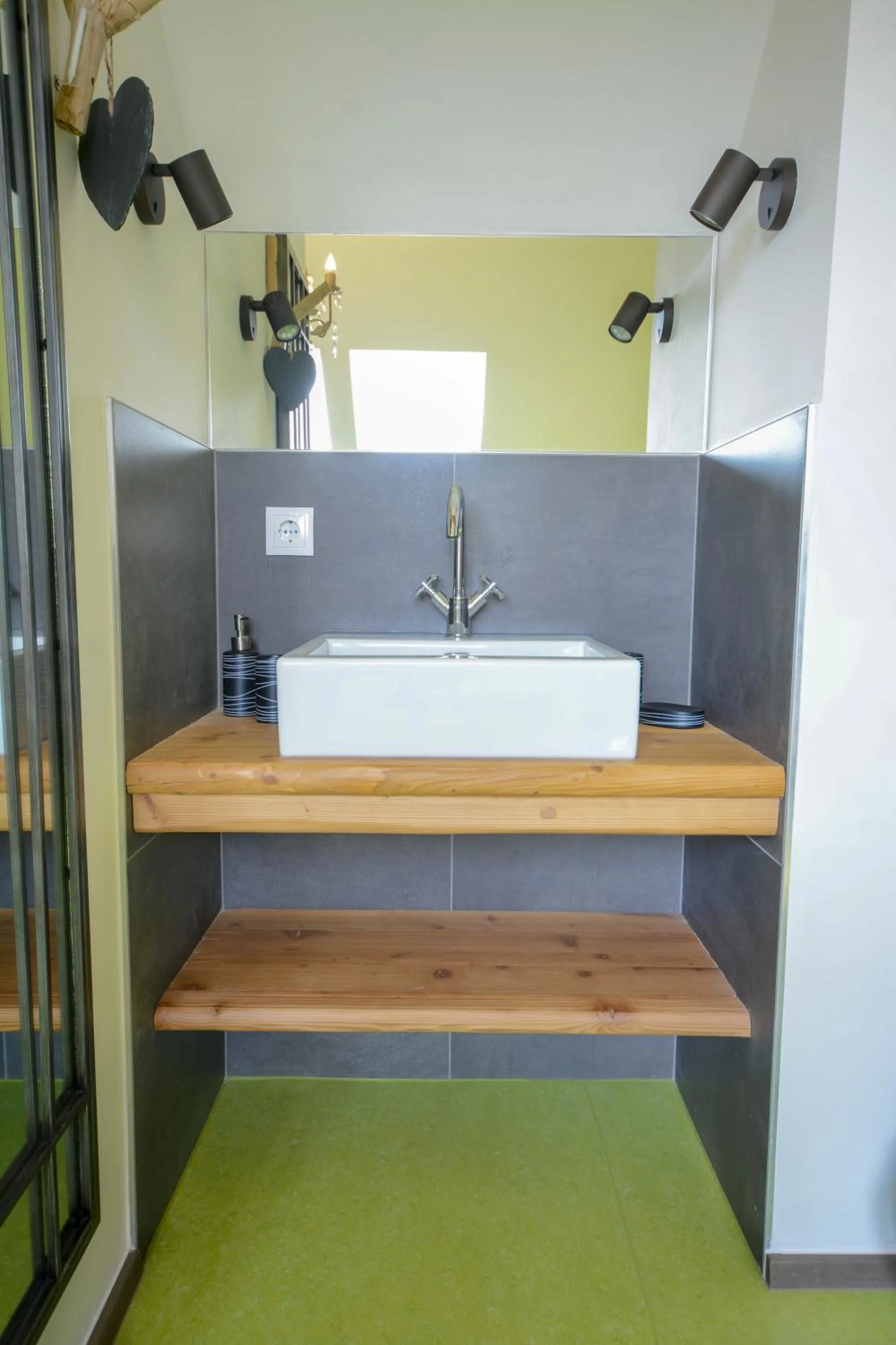 Bathroom in HOMEBOUND APARTMENTS Salzburg City II - contactless check-in