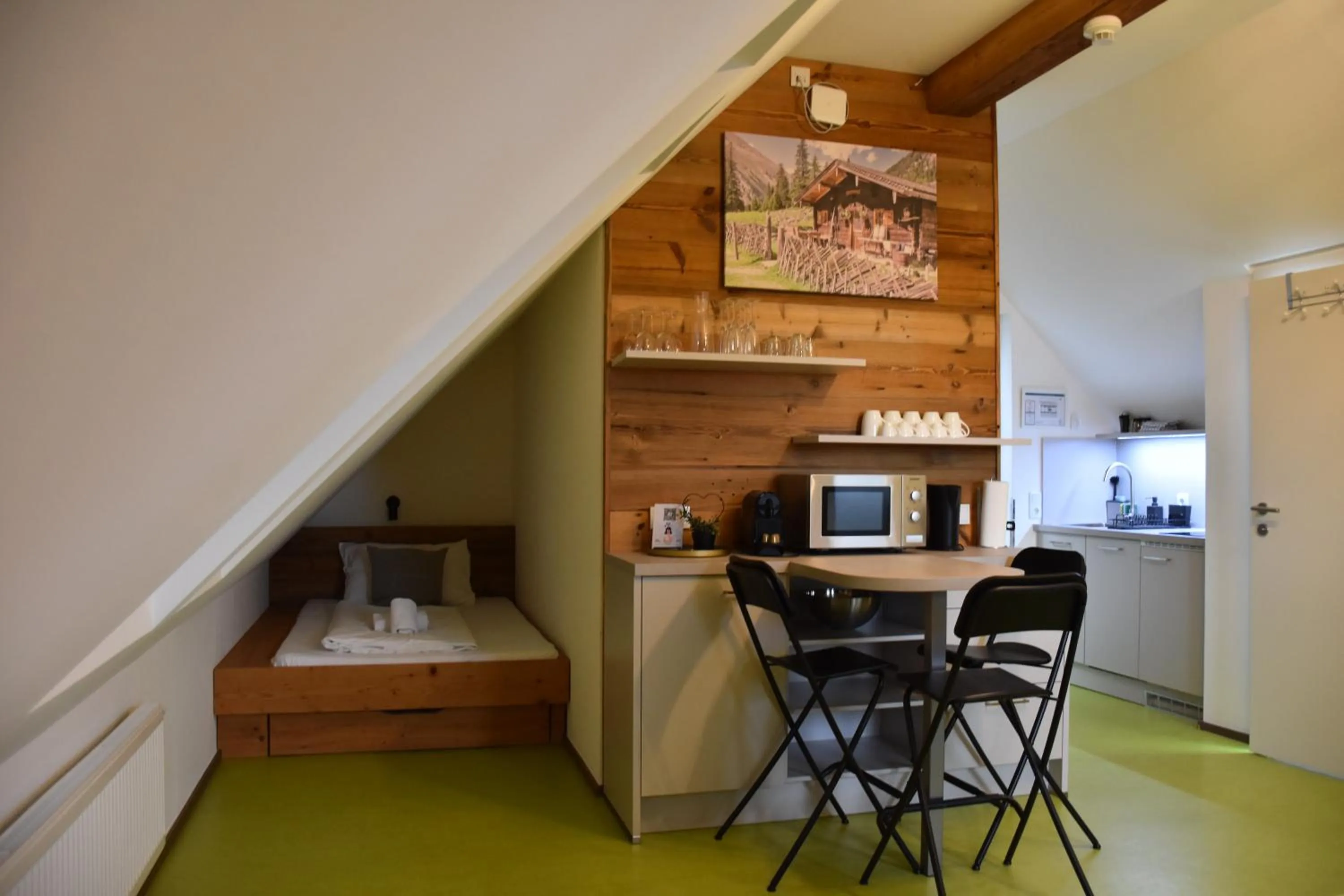 Dining area in HOMEBOUND APARTMENTS Salzburg City II - contactless check-in