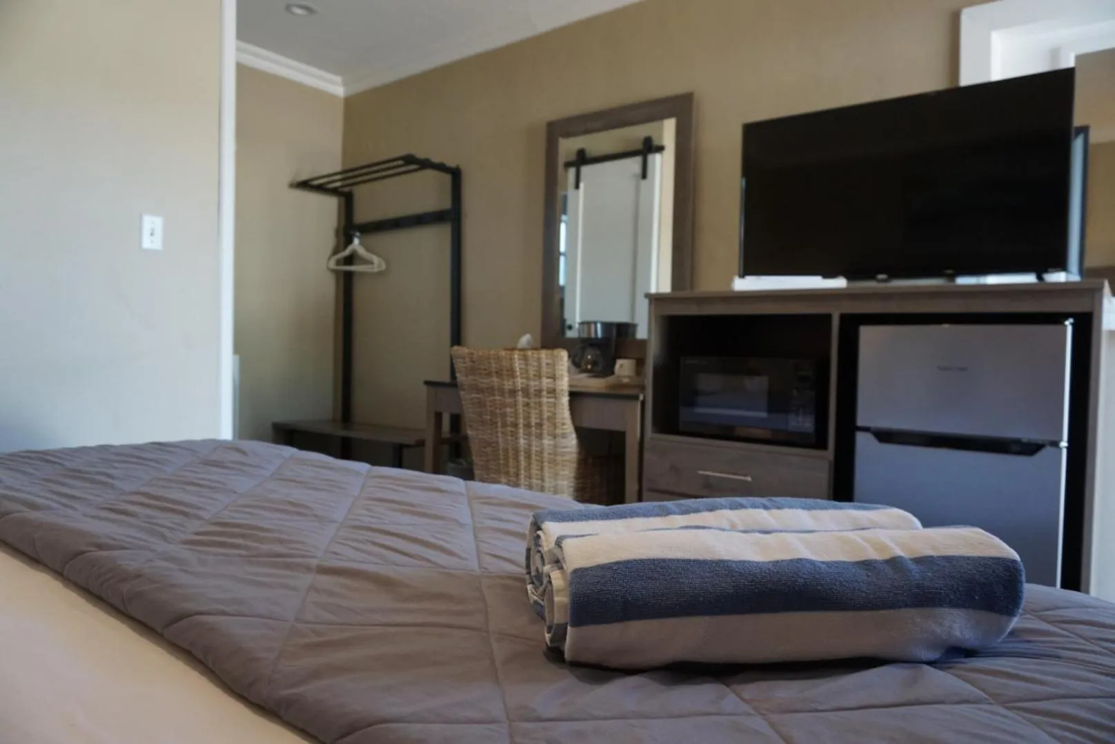 Communal lounge/ TV room, Bed in Bleu Beach Resort