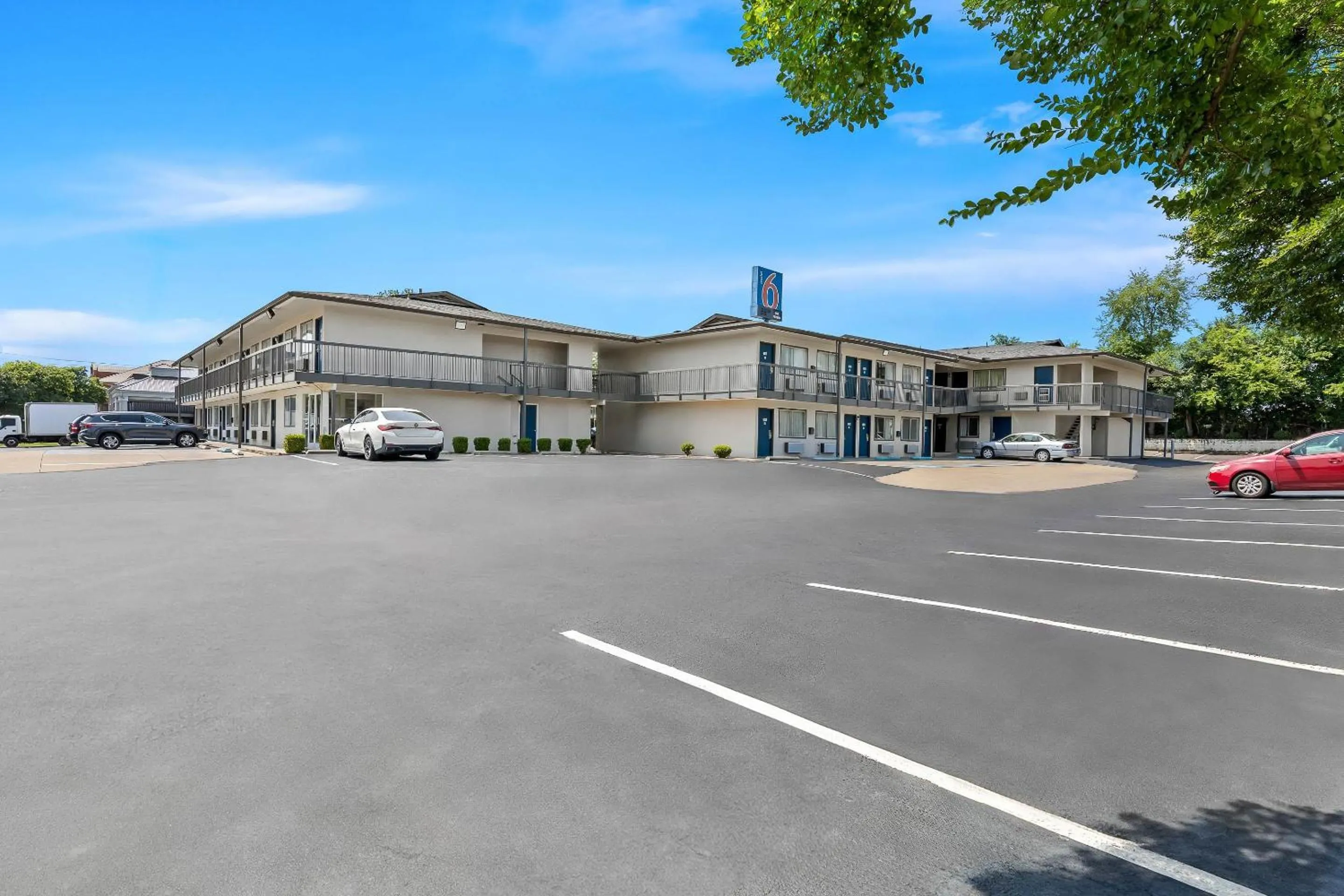 Property building in Motel 6-Murfreesboro, TN