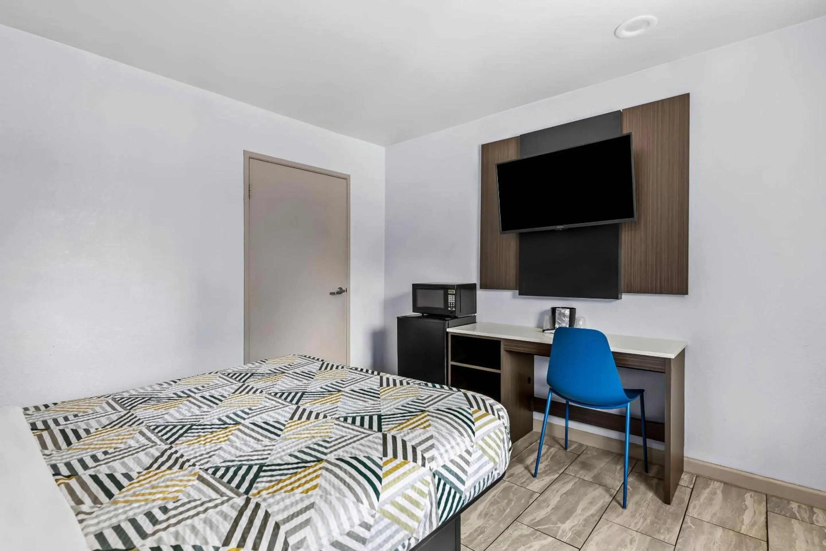 Bedroom, Bed in Motel 6-Murfreesboro, TN