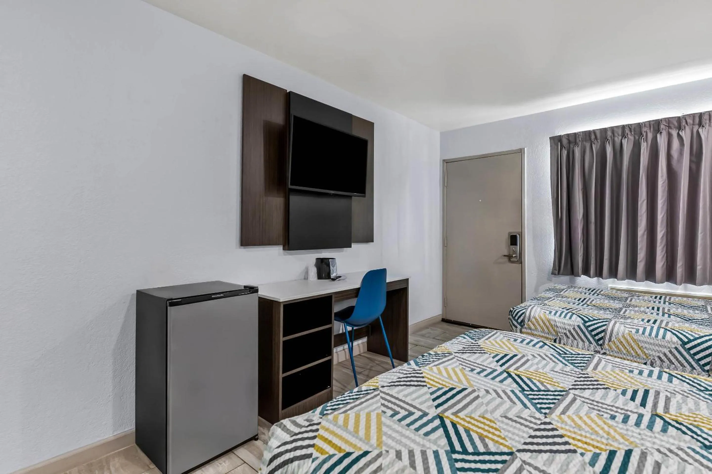 Bedroom, Bed in Motel 6-Murfreesboro, TN